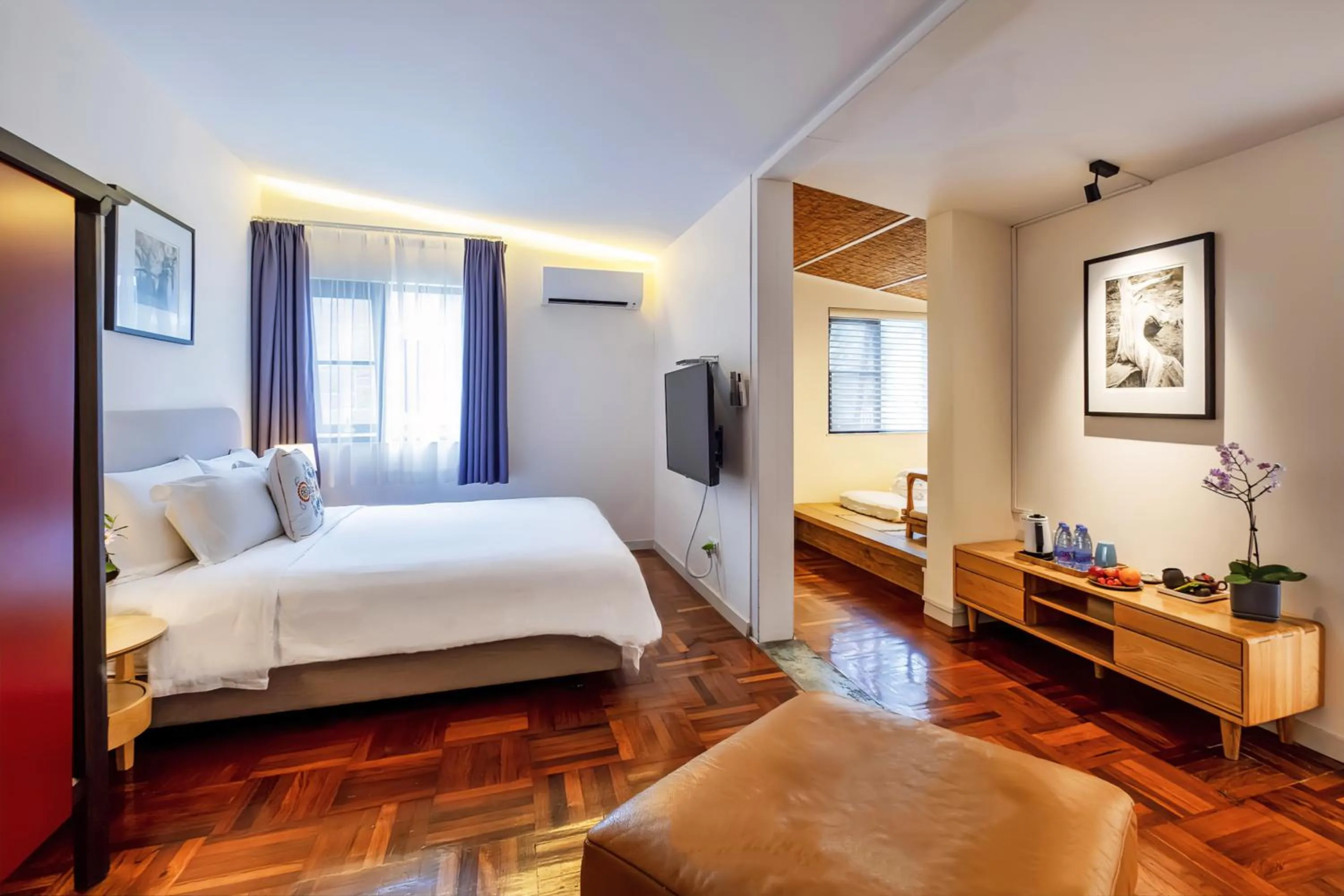 Photo of the whole room, Bed in 6號花園別墅酒店 Shenzhen No'6 Garden Villa --French Window with garden view,Close to Sea World &Shekou Ferry Port &K11 Ecoast &Subway Nearby ,Offer Western food and coffee &English speaking with tour services