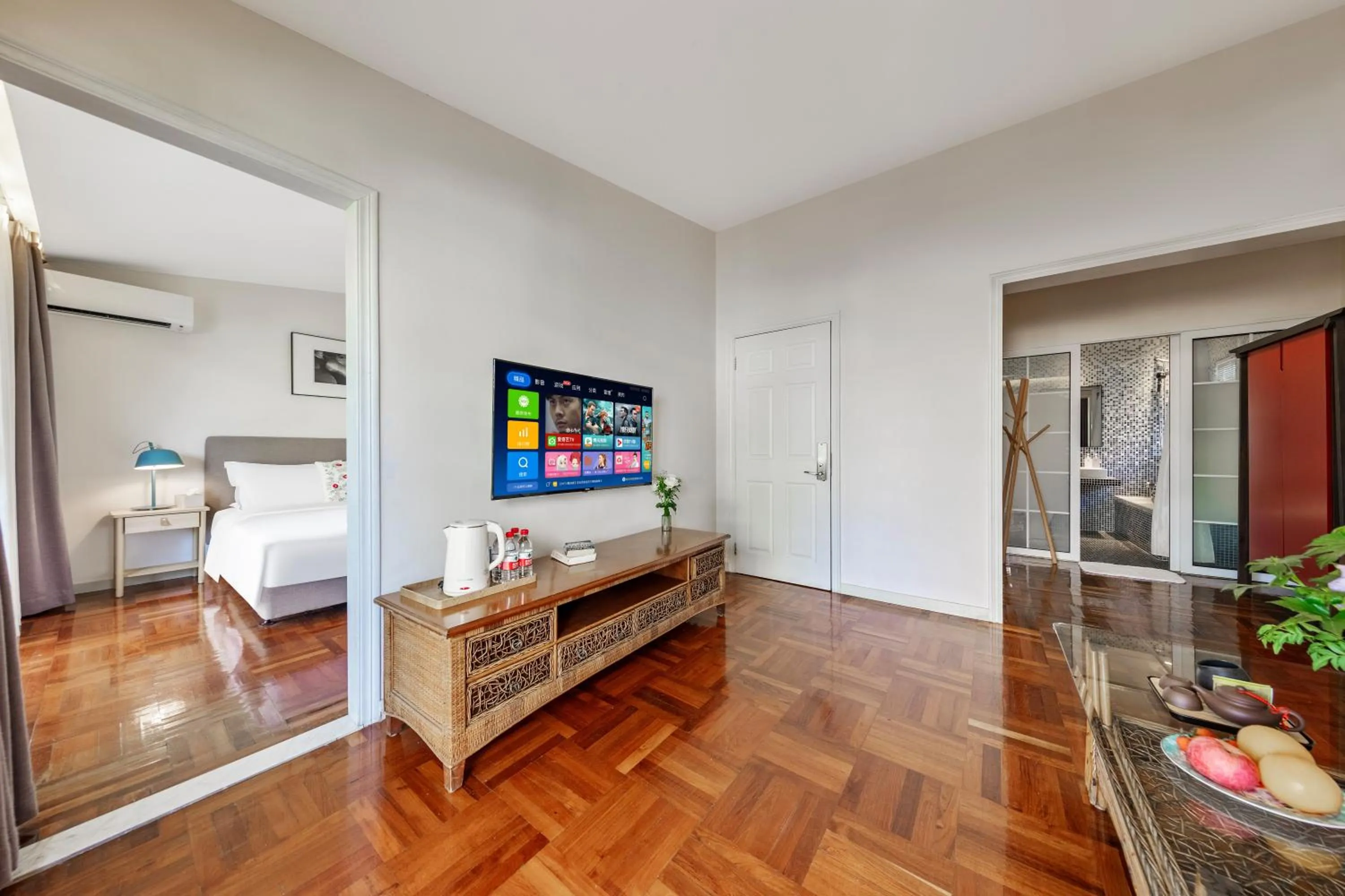 Photo of the whole room, Bed in 6號花園別墅酒店 Shenzhen No'6 Garden Villa --French Window with garden view,Close to Sea World &Shekou Ferry Port &K11 Ecoast &Subway Nearby ,Offer Western food and coffee &English speaking with tour services