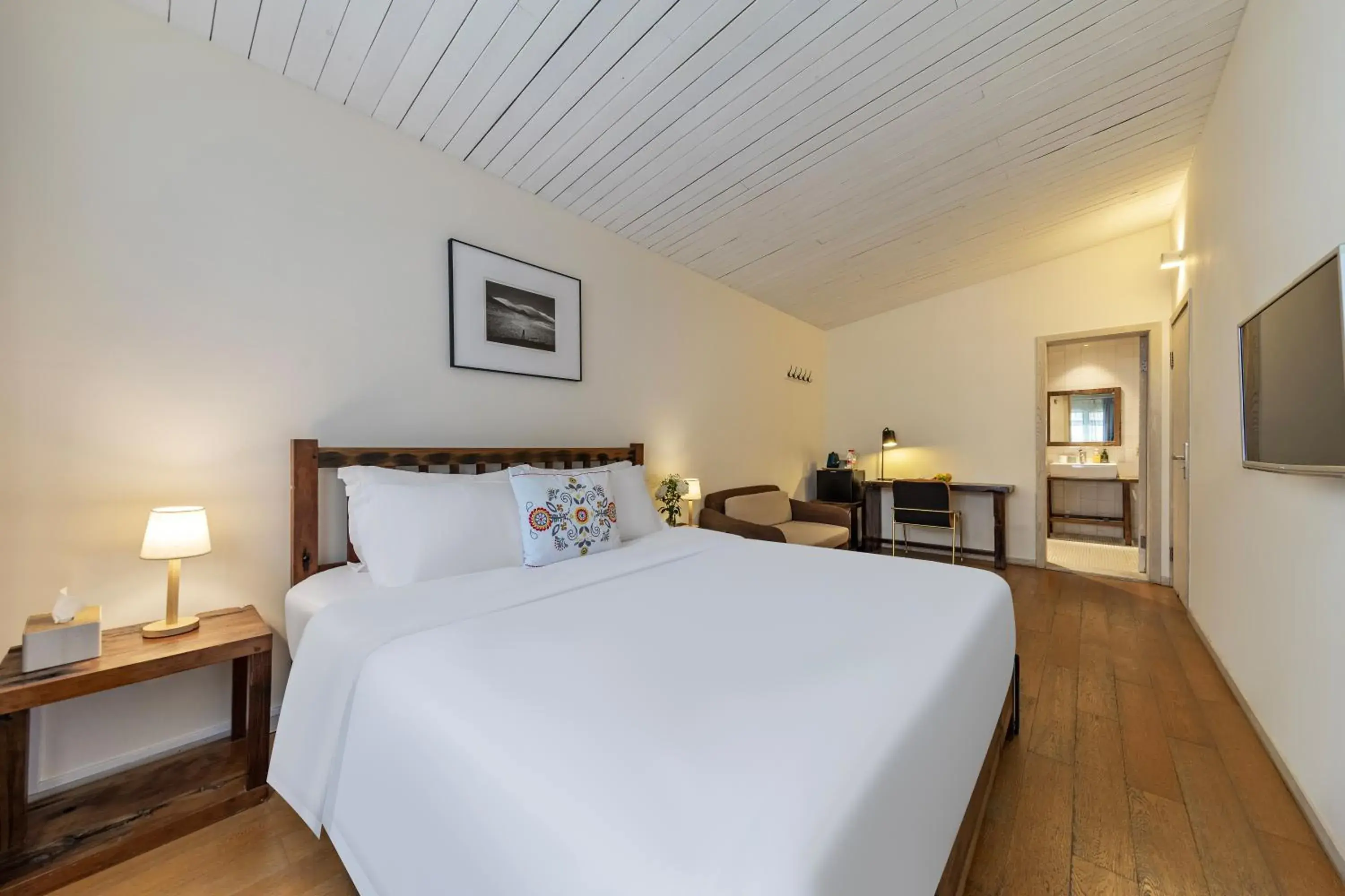 Standard King room in Shenzhen No'6 Garden Villa --French Window with garden view,Close to Sea World &Shekou Ferry Port &Subway Nearby ,Offer Western food and coffee &English speaking with tour services Standard King room in Shenzhen No'6 Garden Villa --French Window with garden view,Close to Sea World &Shekou Ferry Port &Subway Nearby ,Offer Western food and coffee &English speaking with tour services