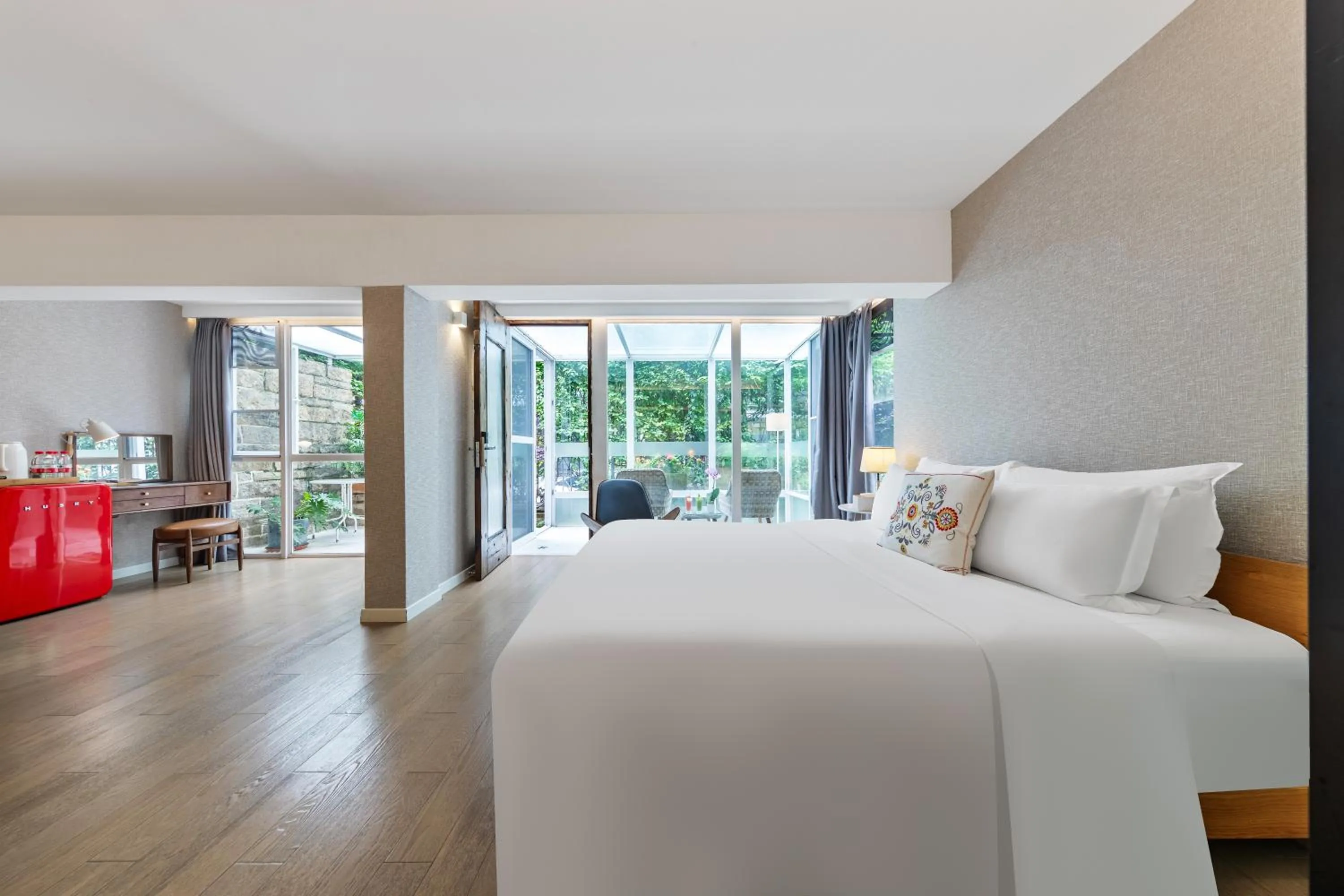 Photo of the whole room, Bed in 6號花園別墅酒店 Shenzhen No'6 Garden Villa --French Window with garden view,Close to Sea World &Shekou Ferry Port &K11 Ecoast &Subway Nearby ,Offer Western food and coffee &English speaking with tour services