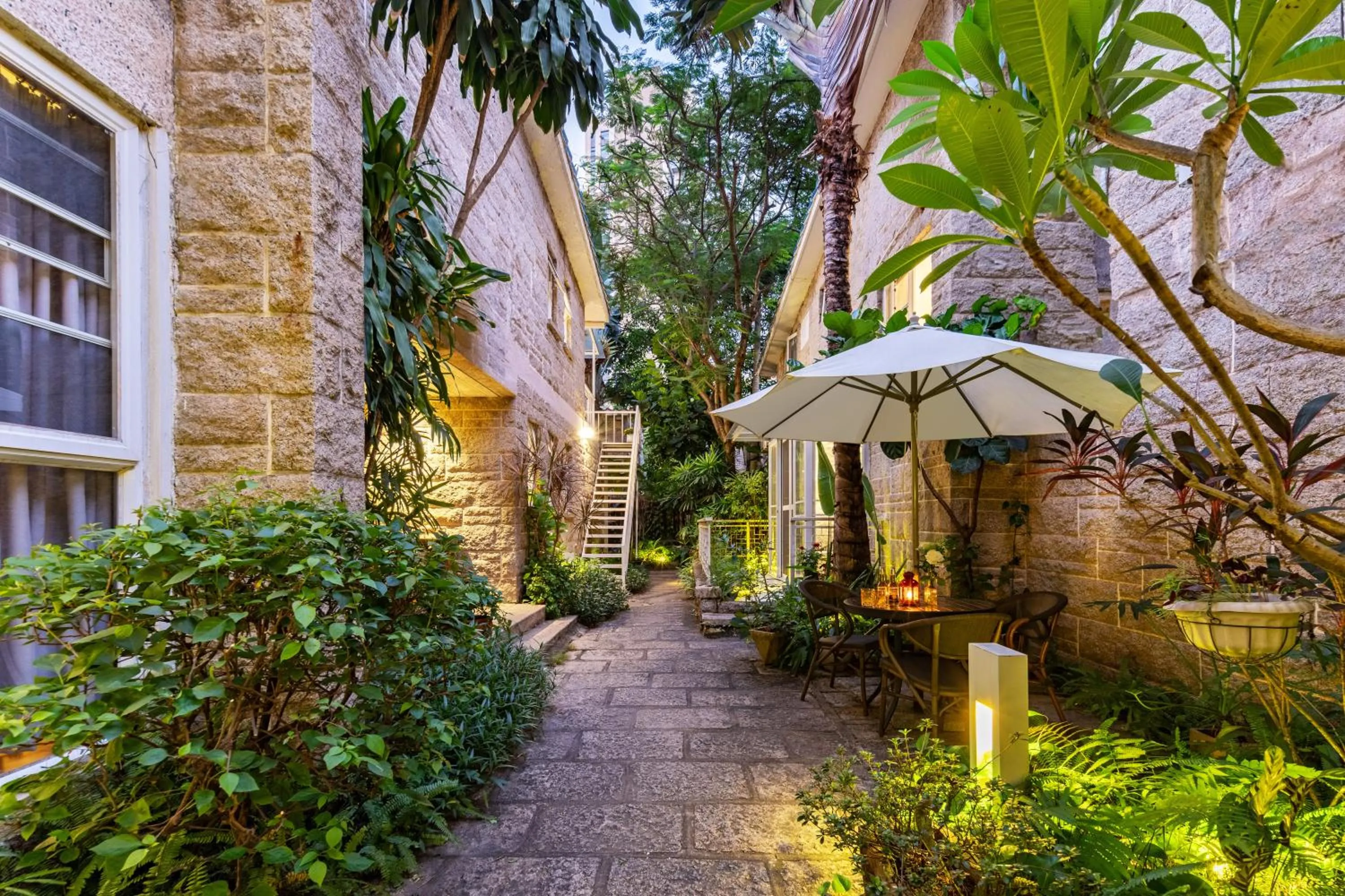 Night in 6號花園別墅酒店 Shenzhen No'6 Garden Villa --French Window with garden view,Close to Sea World &Shekou Ferry Port &K11 Ecoast &Subway Nearby ,Offer Western food and coffee &English speaking with tour services