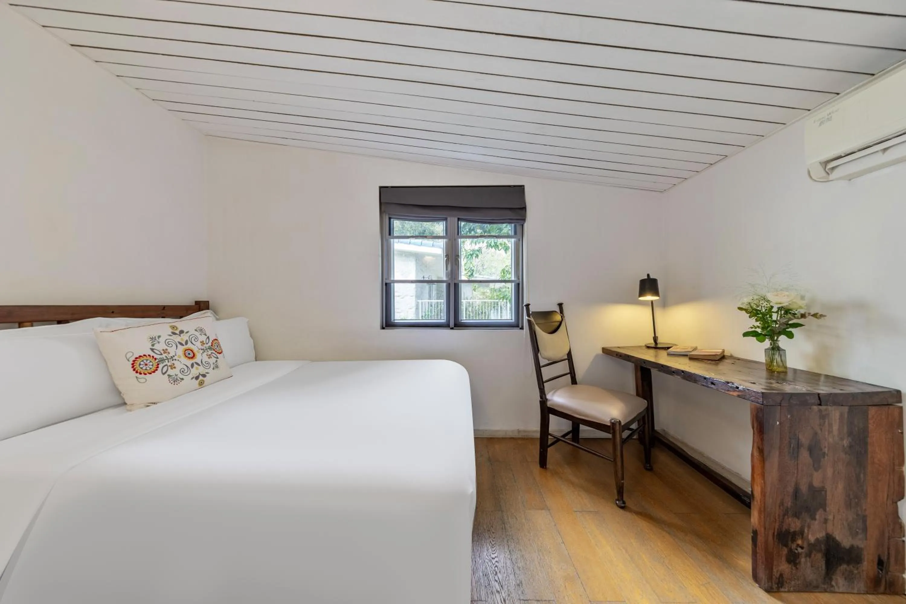 Bedroom, Bed in 6號花園別墅酒店 Shenzhen No'6 Garden Villa --French Window with garden view,Close to Sea World &Shekou Ferry Port &K11 Ecoast &Subway Nearby ,Offer Western food and coffee &English speaking with tour services