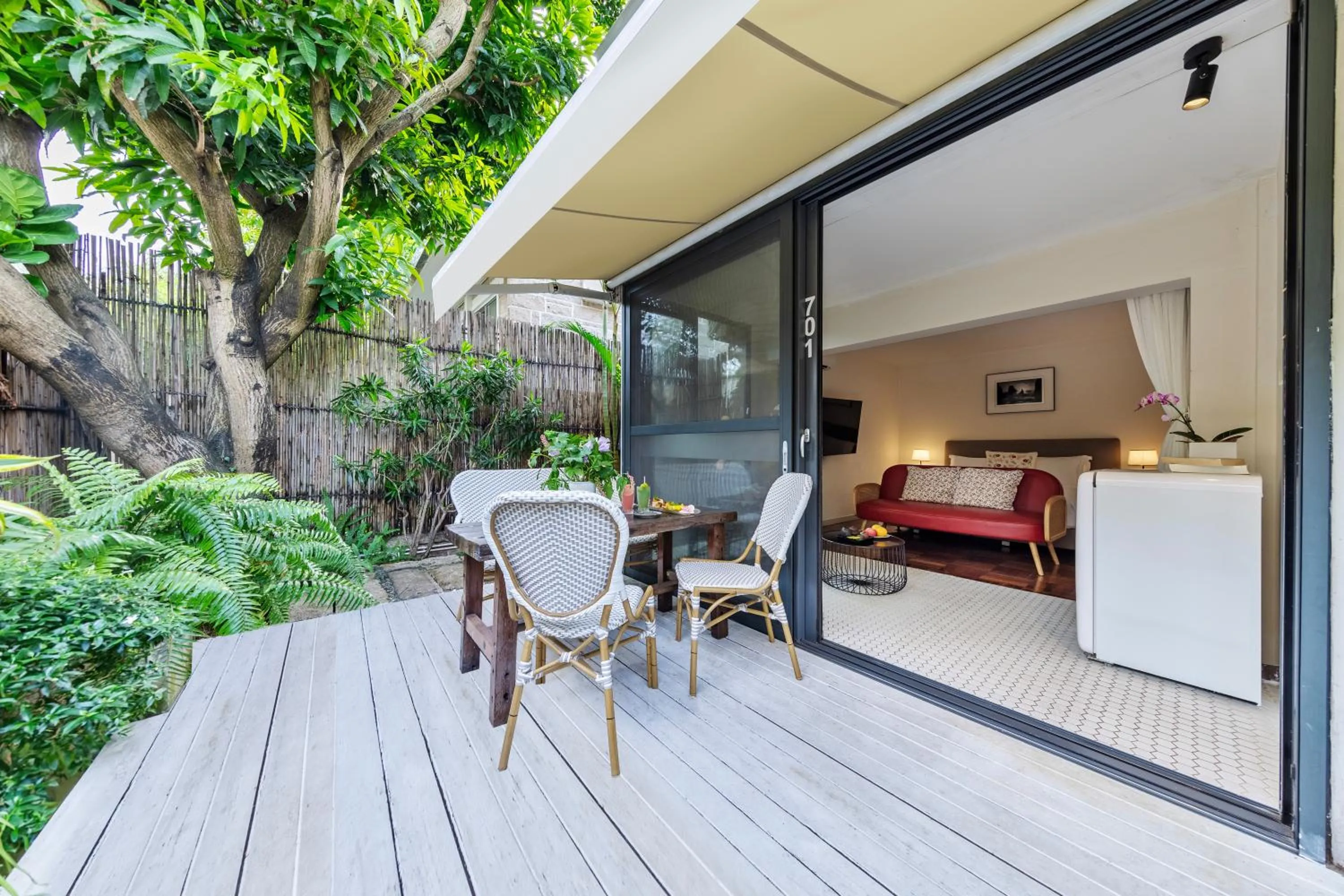 Balcony/Terrace in 6號花園別墅酒店 Shenzhen No'6 Garden Villa --French Window with garden view,Close to Sea World &Shekou Ferry Port &K11 Ecoast &Subway Nearby ,Offer Western food and coffee &English speaking with tour services