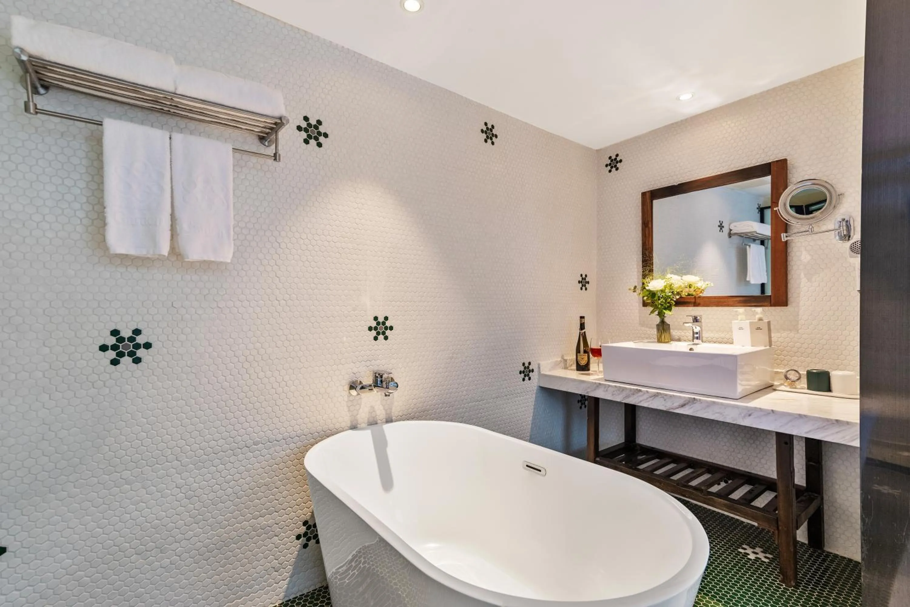 Bath in 6號花園別墅酒店 Shenzhen No'6 Garden Villa --French Window with garden view,Close to Sea World &Shekou Ferry Port &K11 Ecoast &Subway Nearby ,Offer Western food and coffee &English speaking with tour services