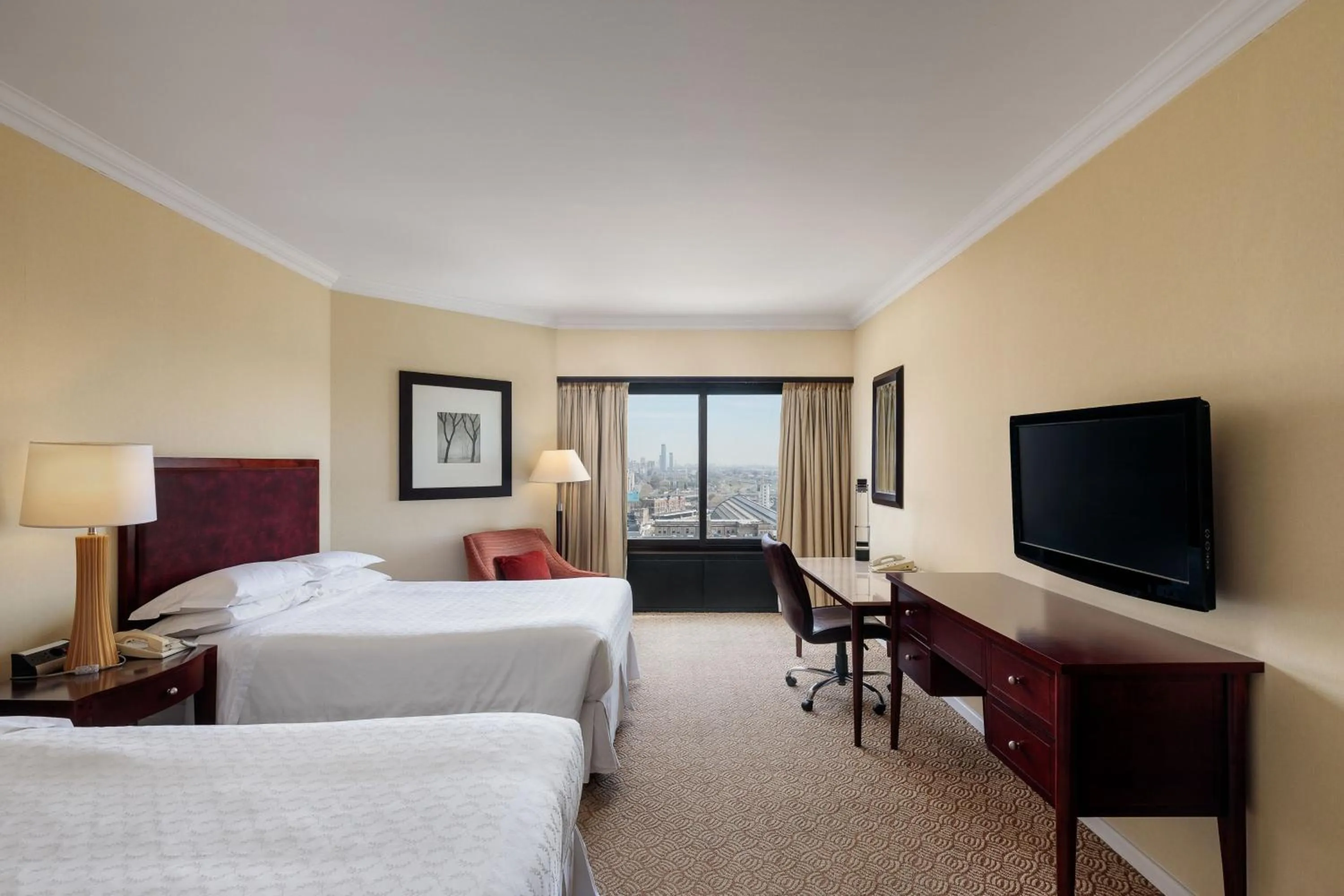 Photo of the whole room, Bed in Sheraton Buenos Aires Hotel & Convention Center