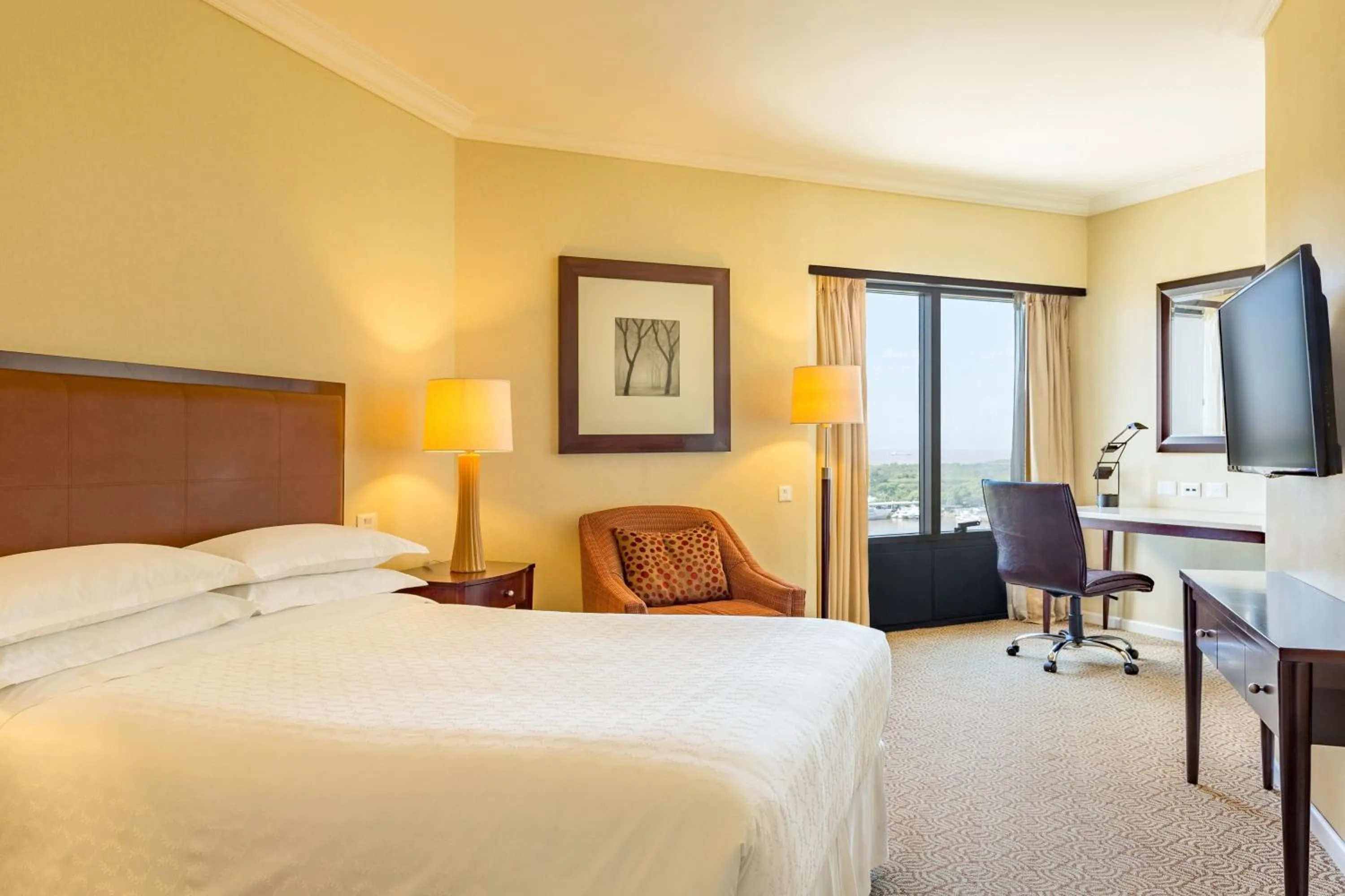 Photo of the whole room, Bed in Sheraton Buenos Aires Hotel & Convention Center