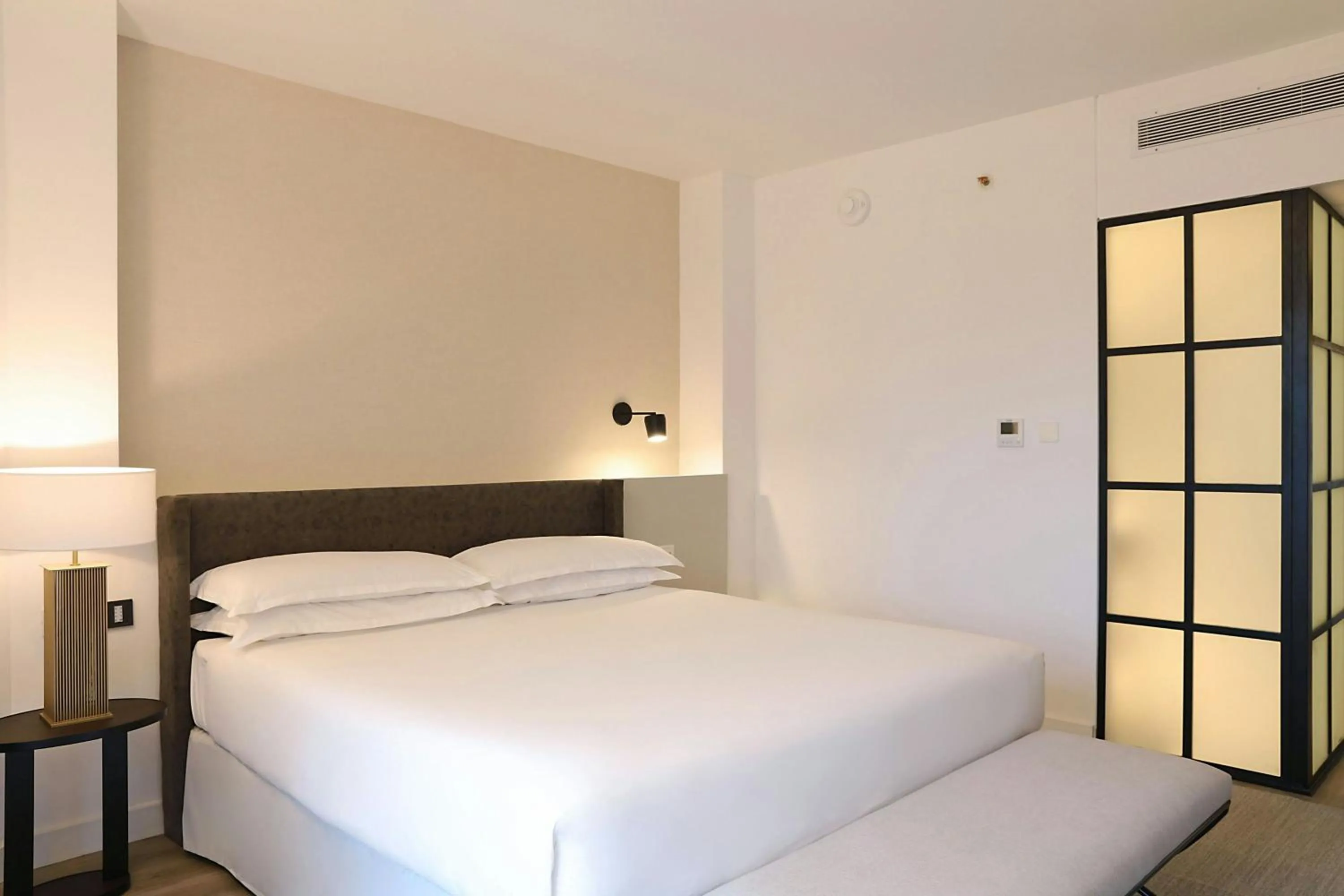 Photo of the whole room, Bed in Sheraton Buenos Aires Hotel & Convention Center