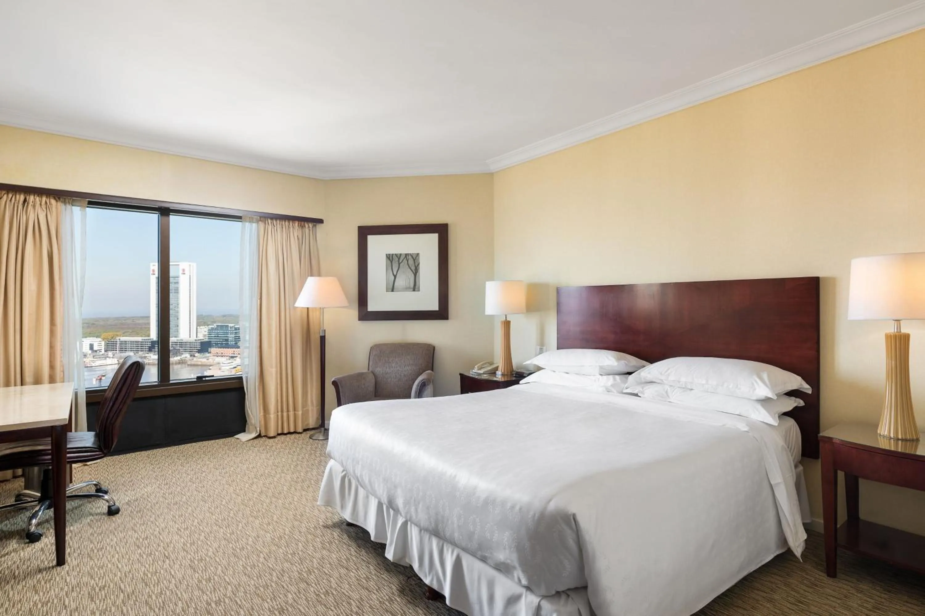 Photo of the whole room, Bed in Sheraton Buenos Aires Hotel & Convention Center