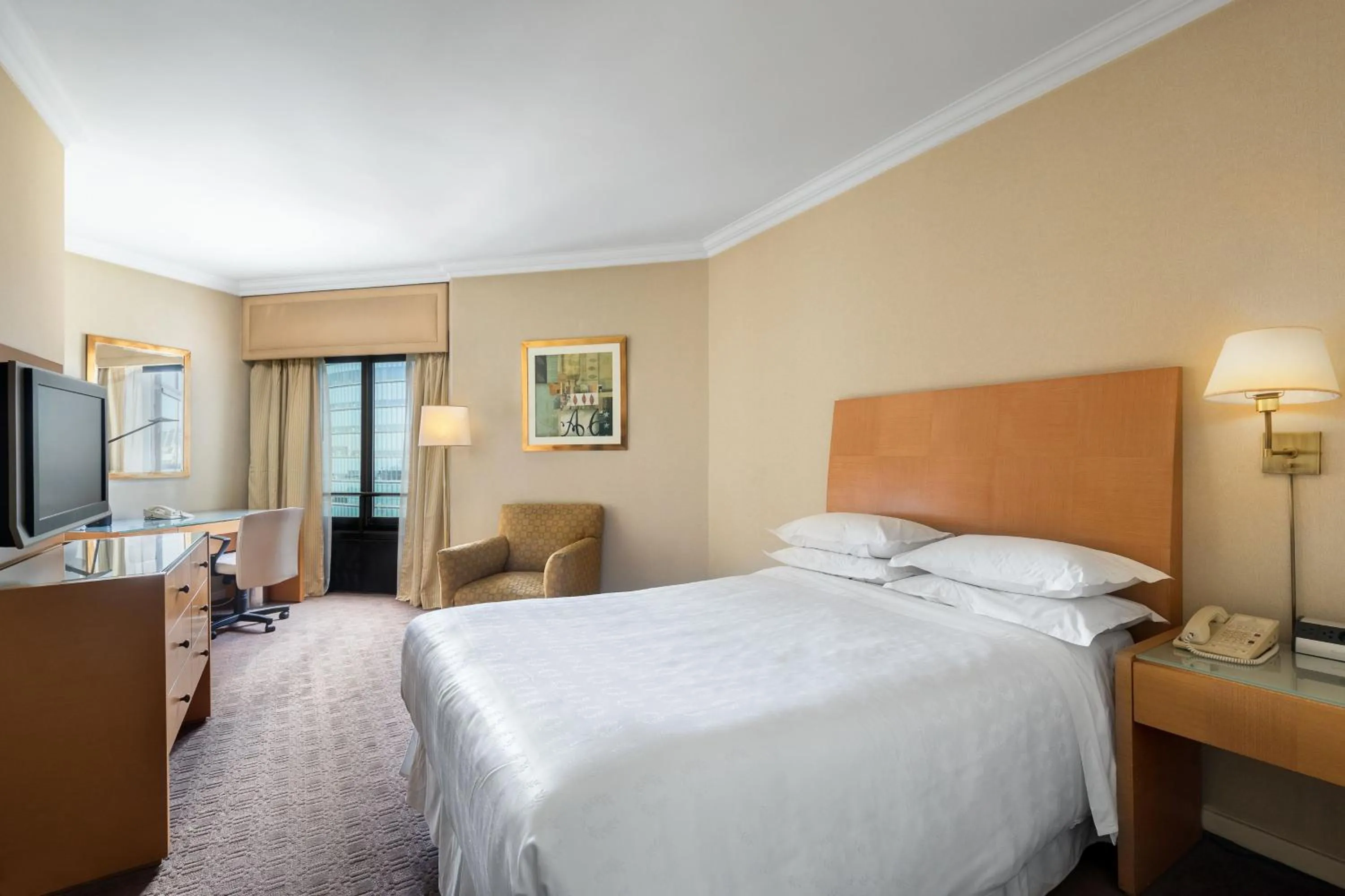 Photo of the whole room, Bed in Sheraton Buenos Aires Hotel & Convention Center