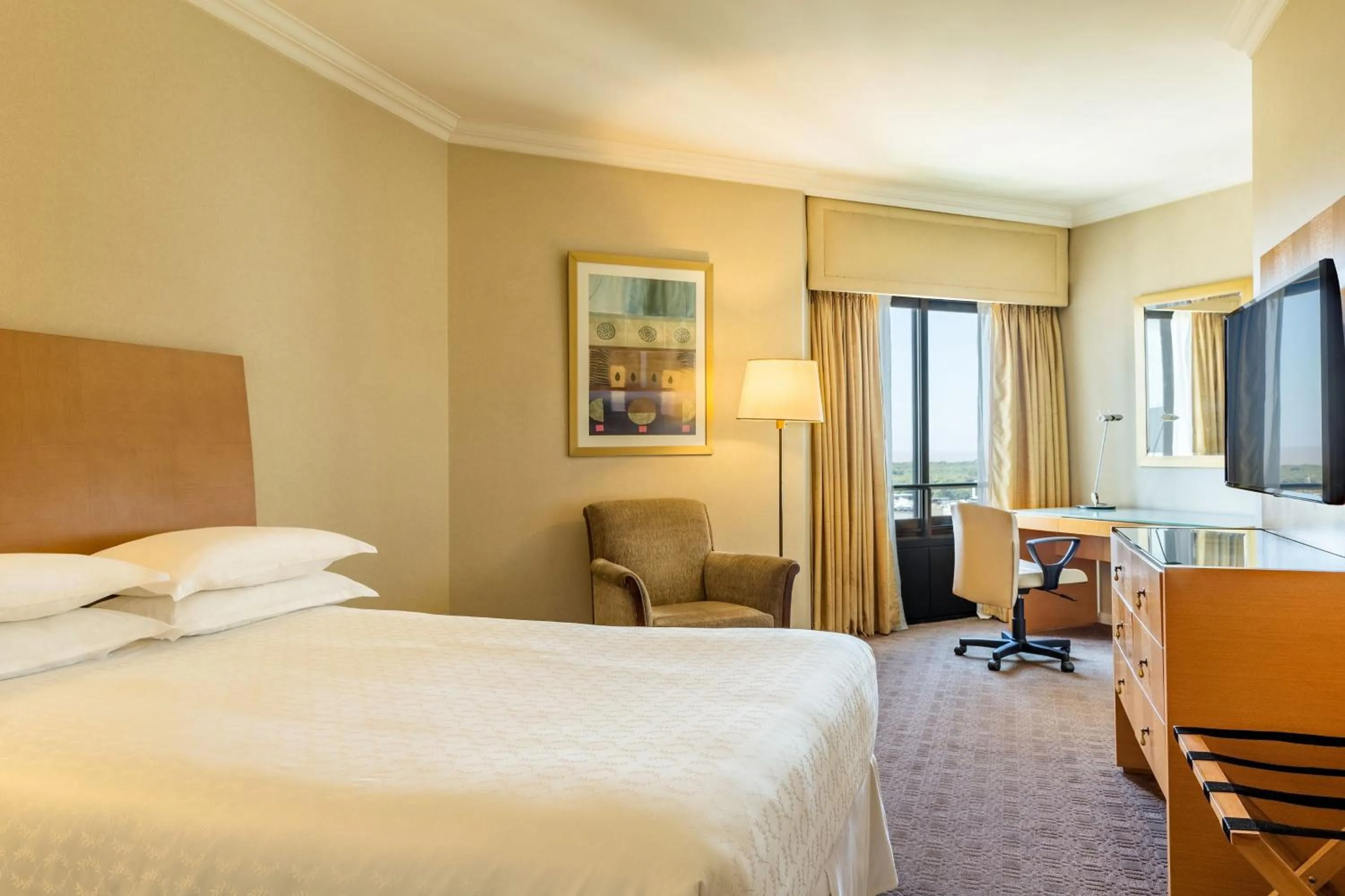 Photo of the whole room, Bed in Sheraton Buenos Aires Hotel & Convention Center