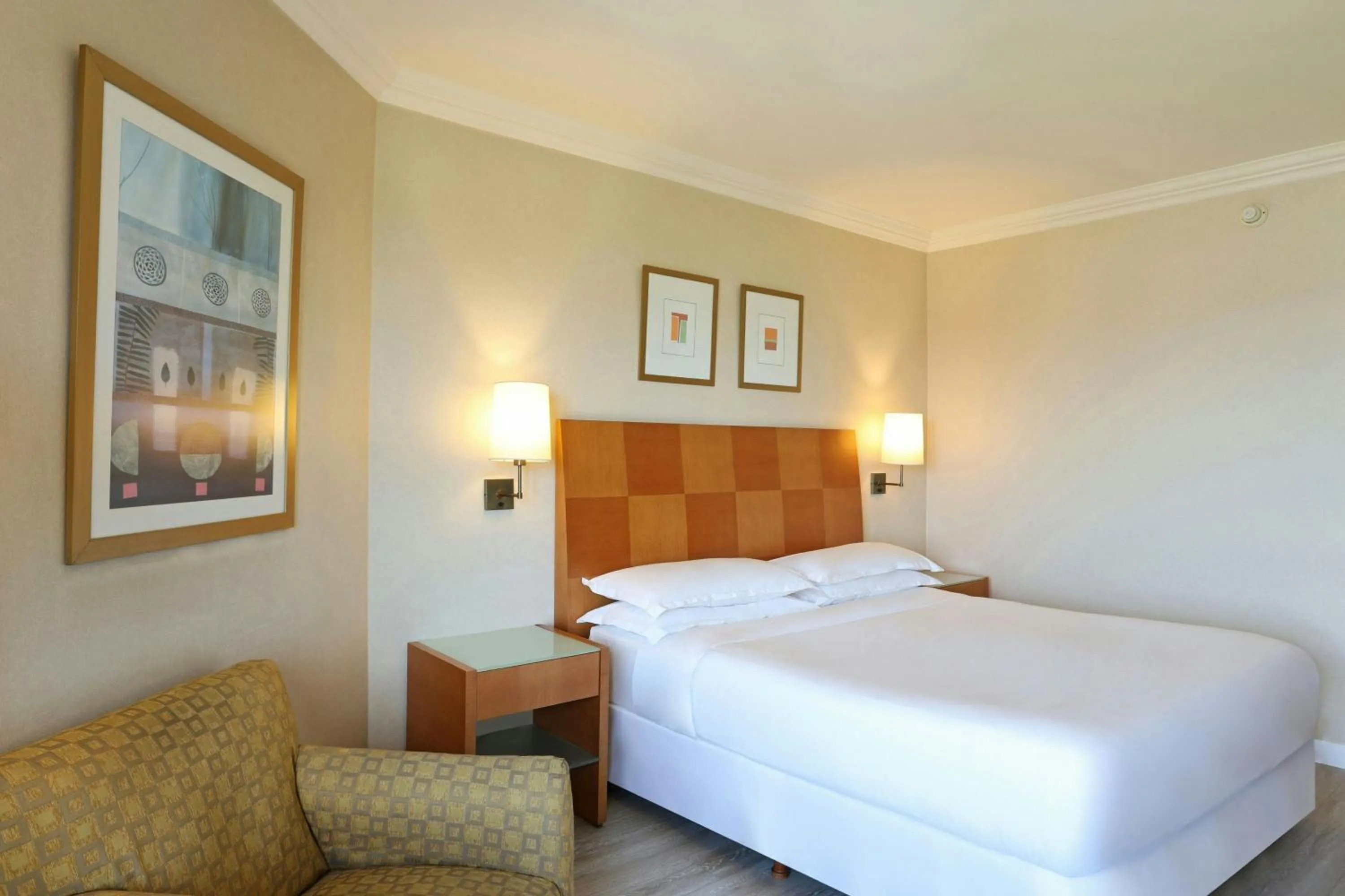 Photo of the whole room, Bed in Sheraton Buenos Aires Hotel & Convention Center