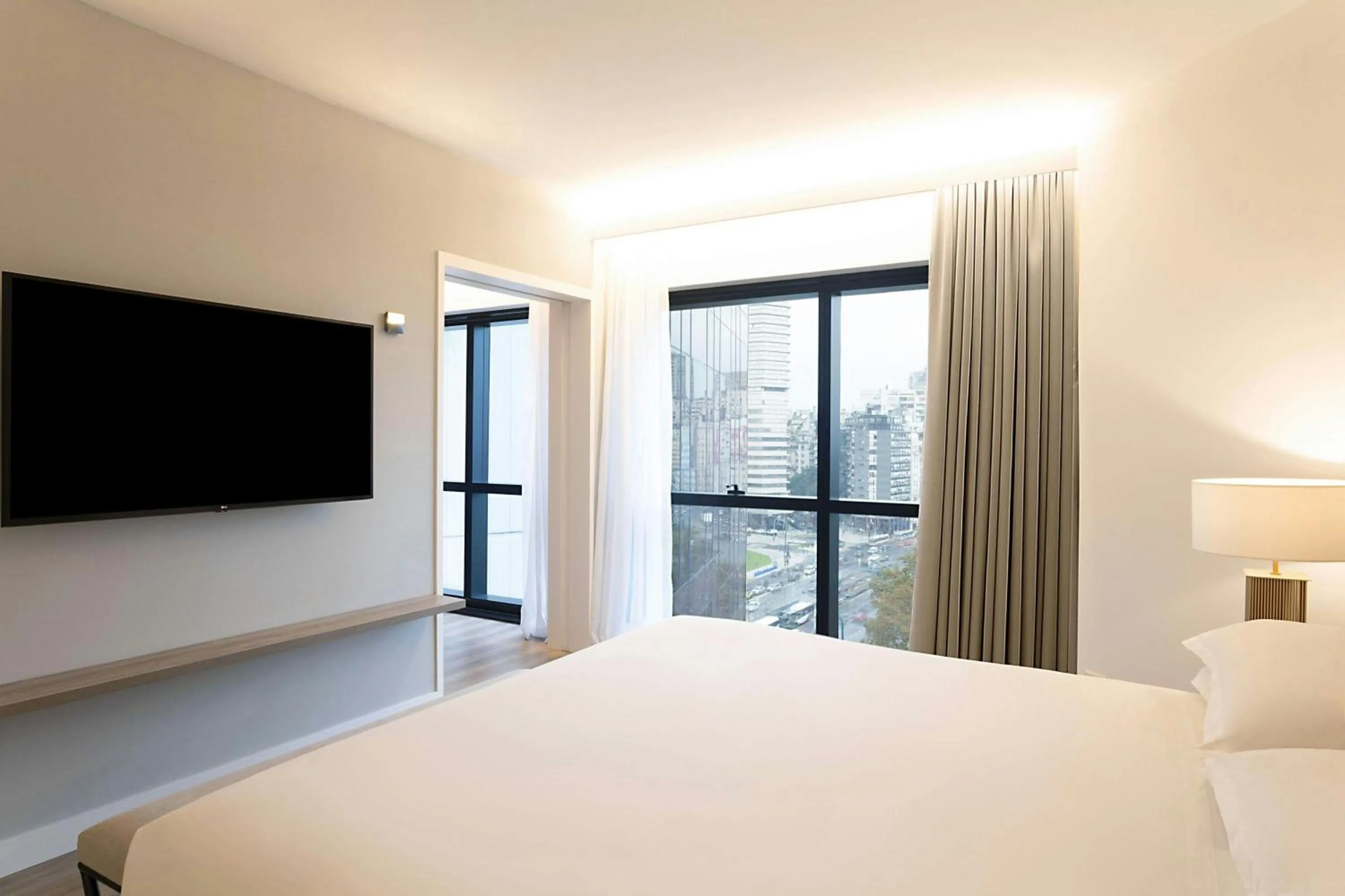 Photo of the whole room, Bed in Sheraton Buenos Aires Hotel & Convention Center