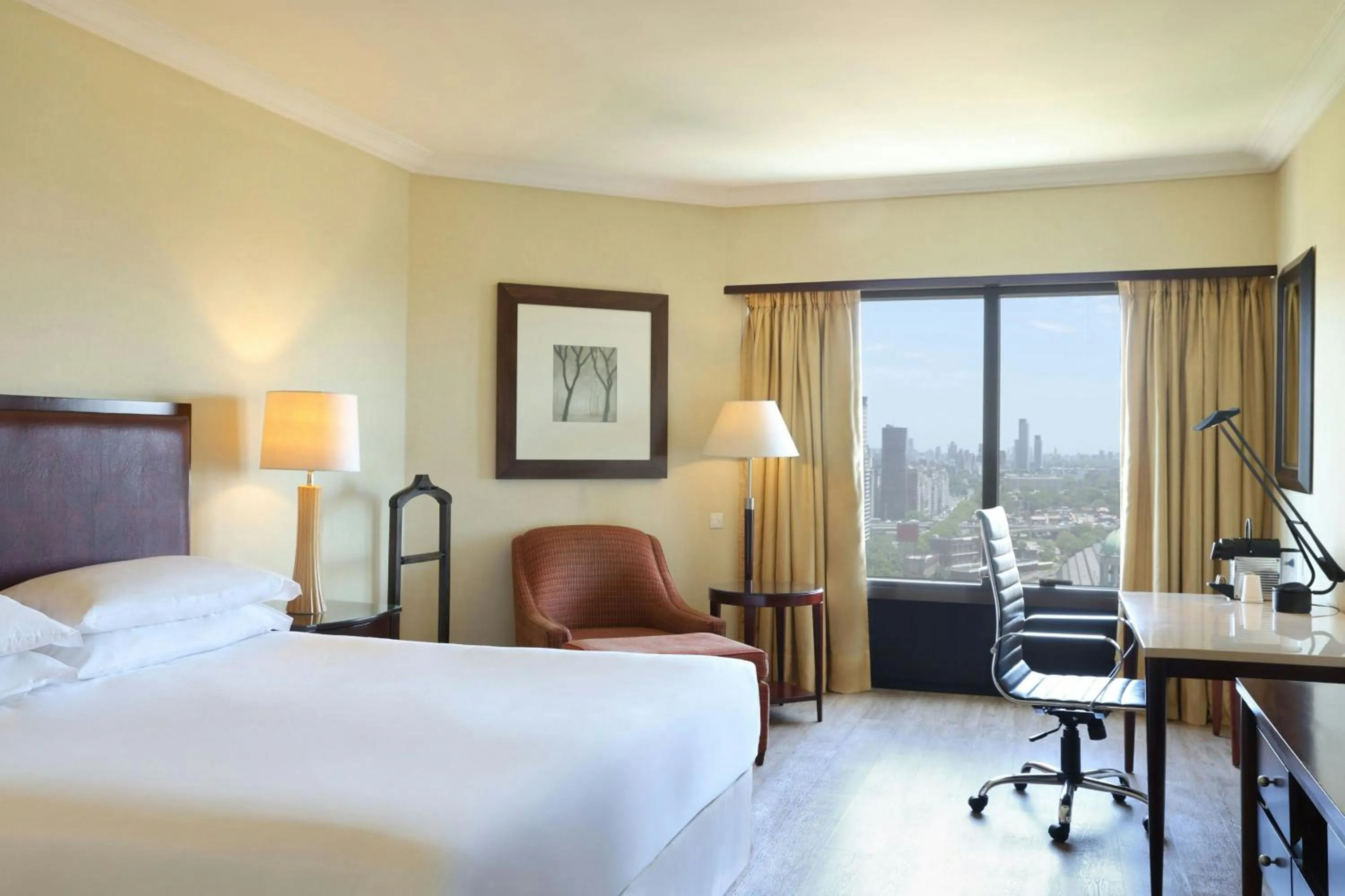 Photo of the whole room, Bed in Sheraton Buenos Aires Hotel & Convention Center