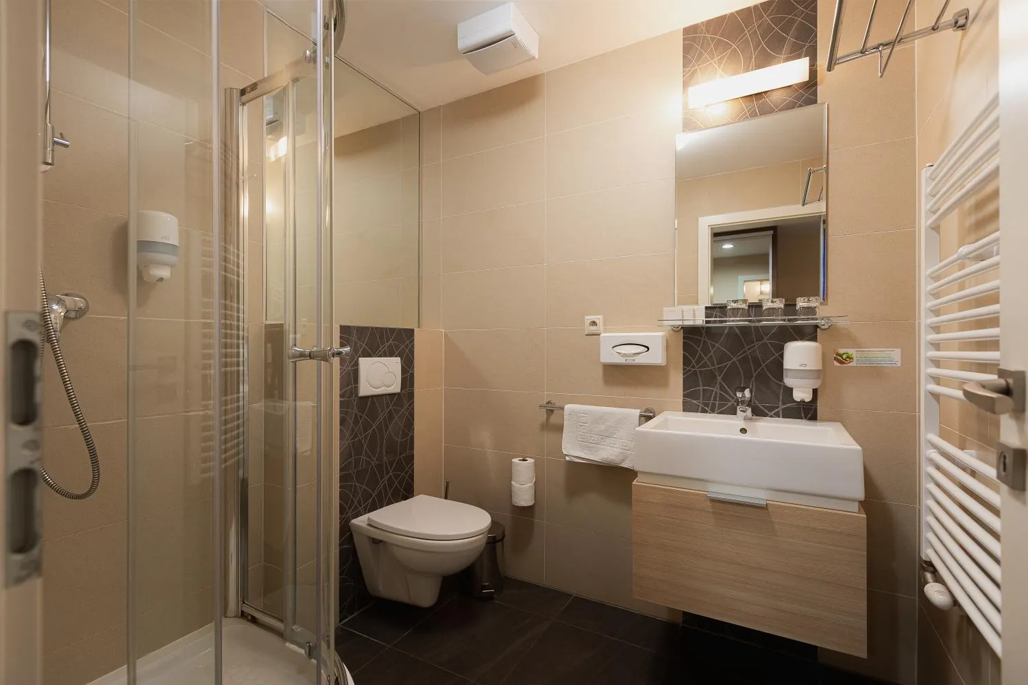 Shower in Hotel Green