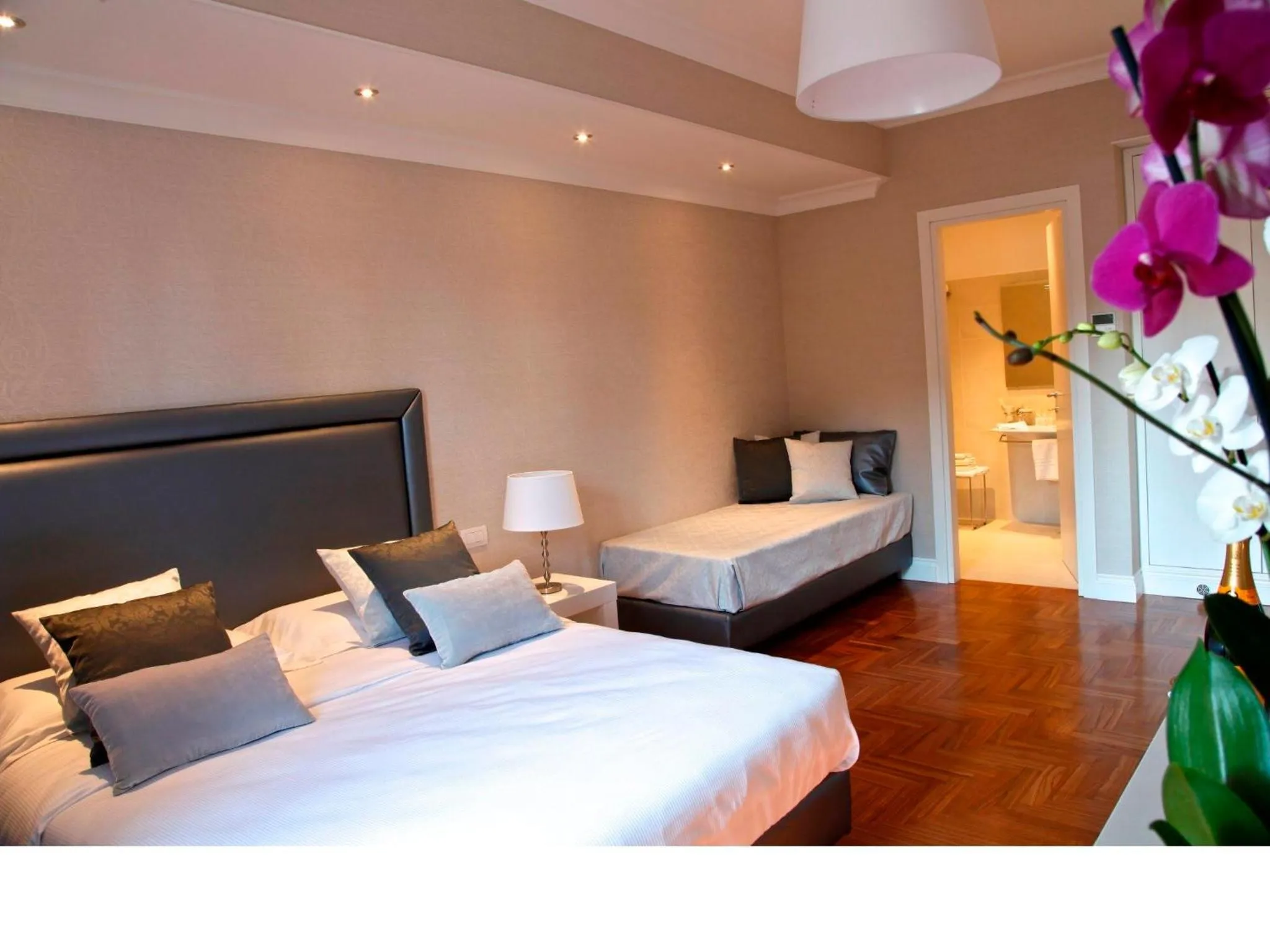 Photo of the whole room, Bed in La Villetta Suite