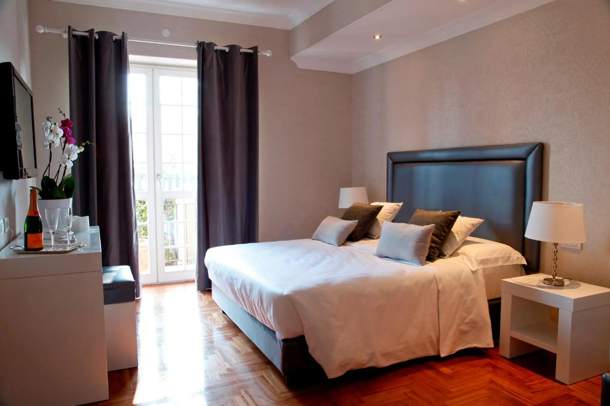 Photo of the whole room, Bed in La Villetta Suite