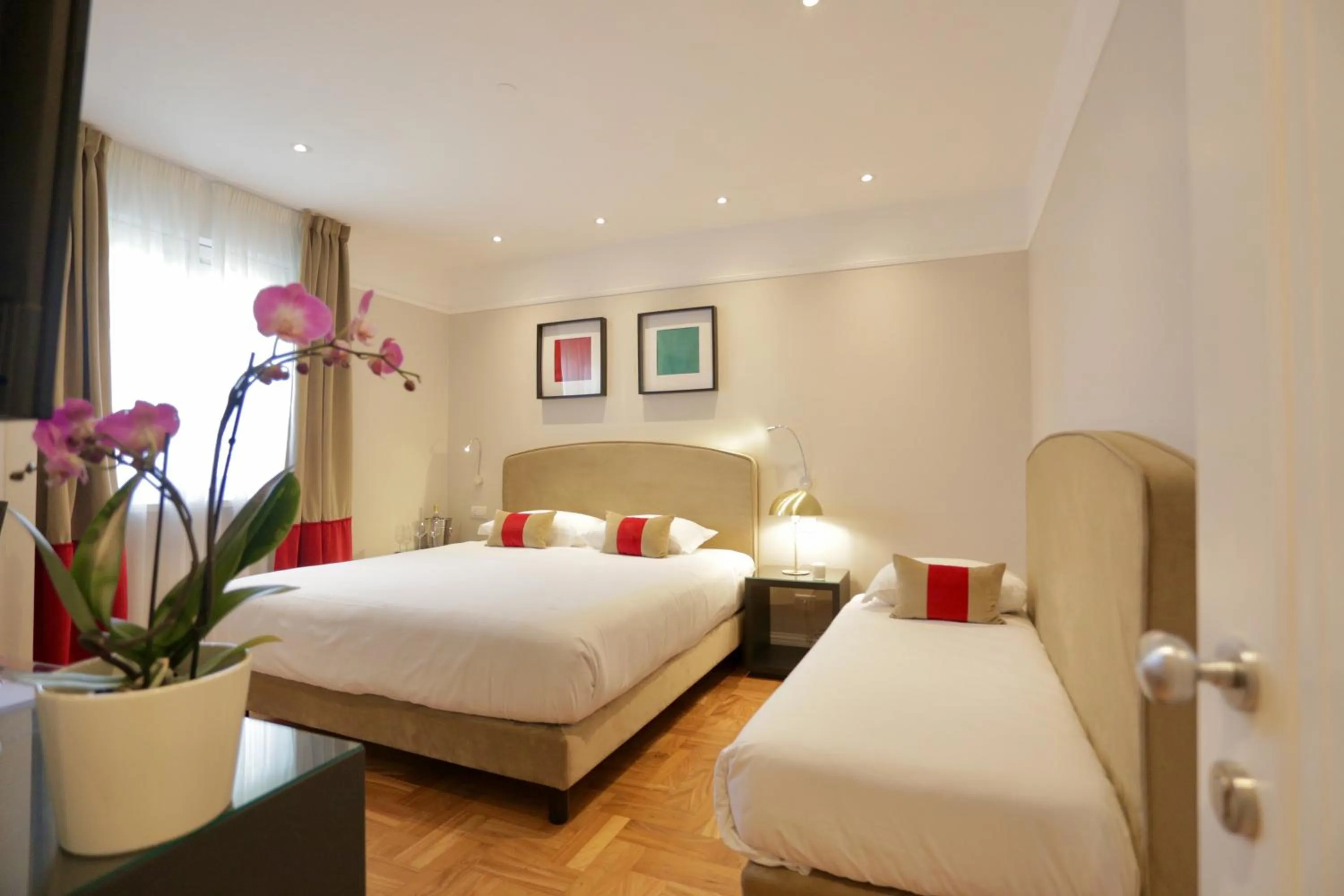 Photo of the whole room, Bed in La Villetta Suite