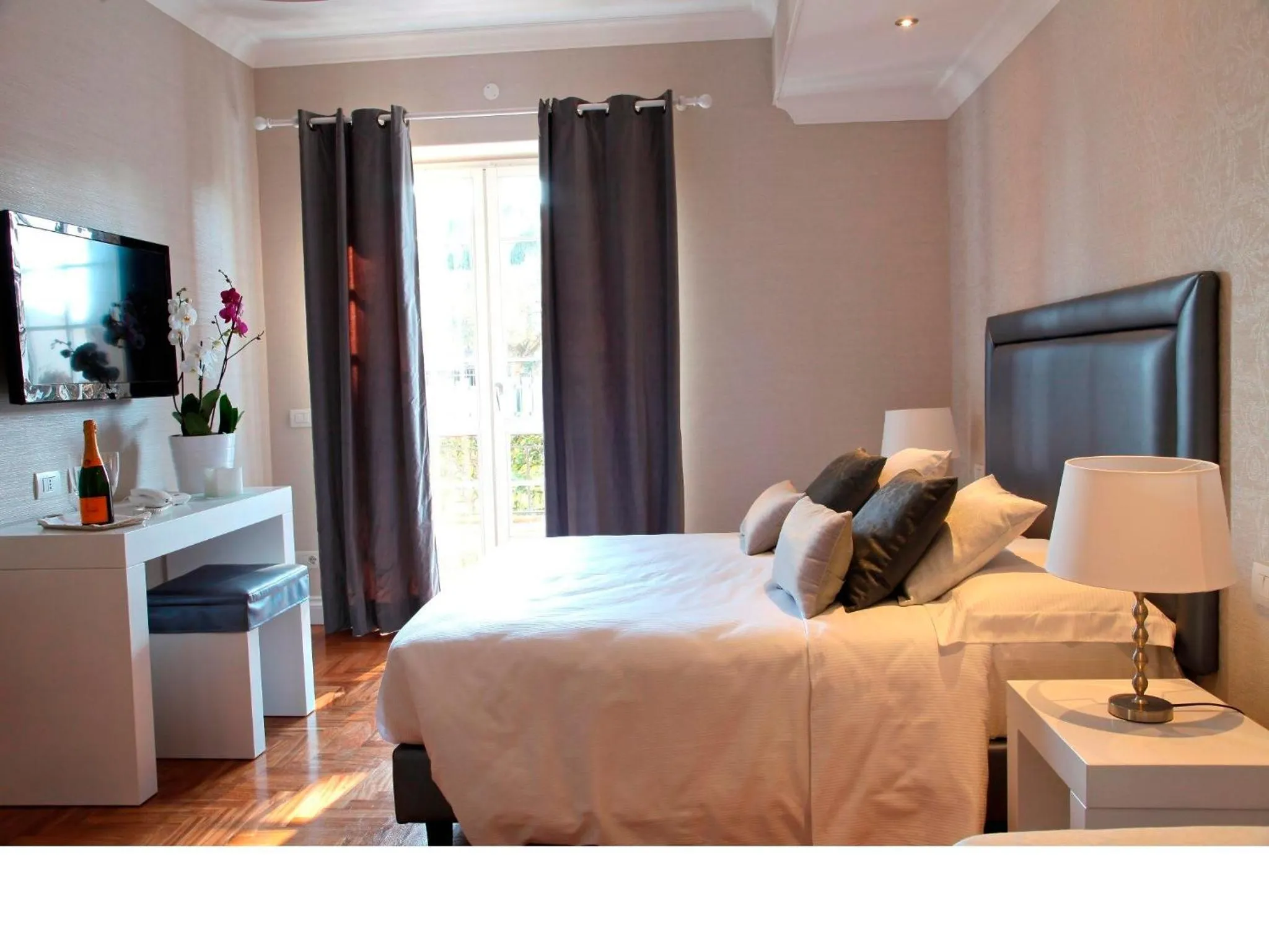Photo of the whole room, Bed in La Villetta Suite