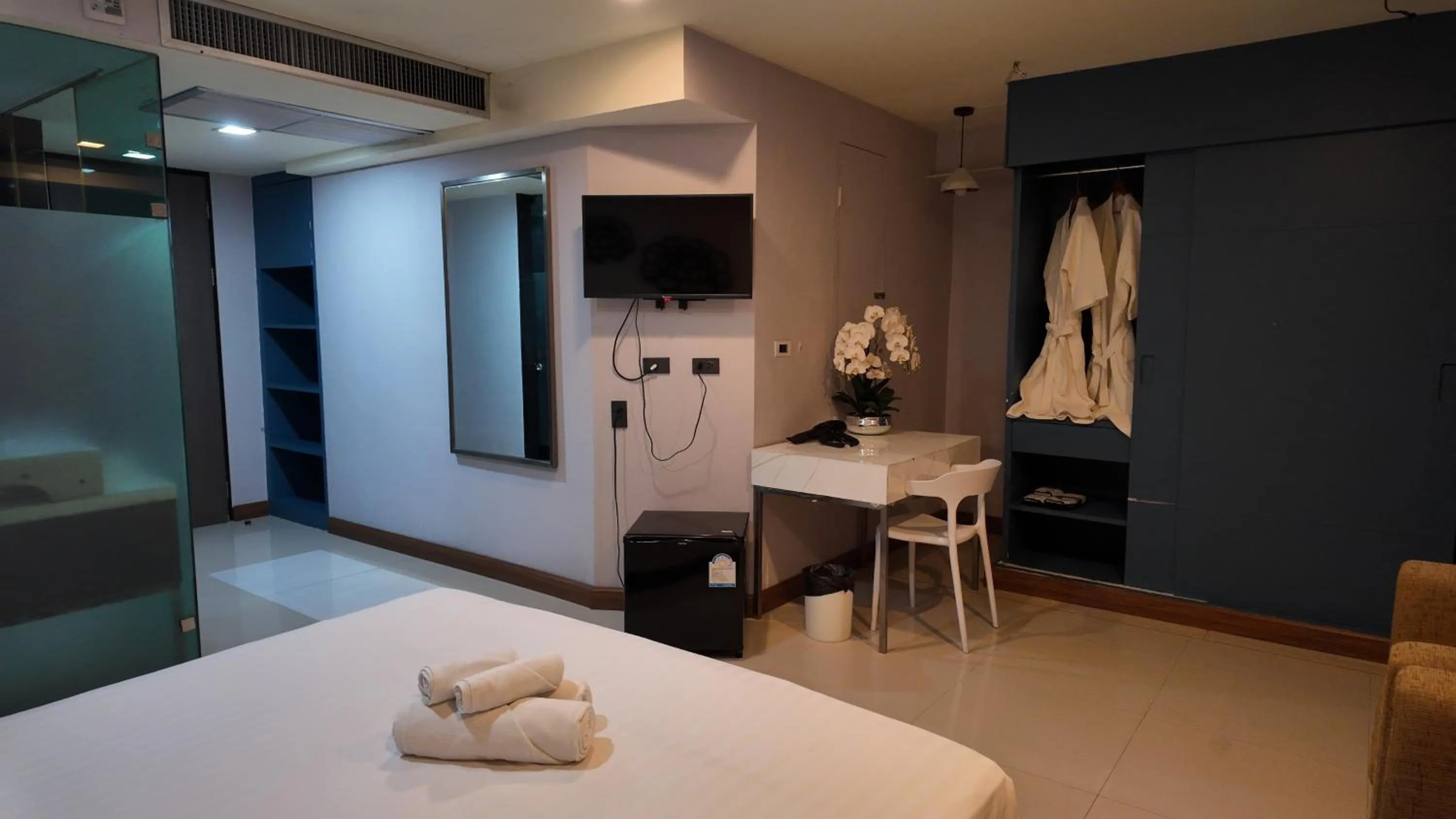 Photo of the whole room in The Solac At Srinakarin