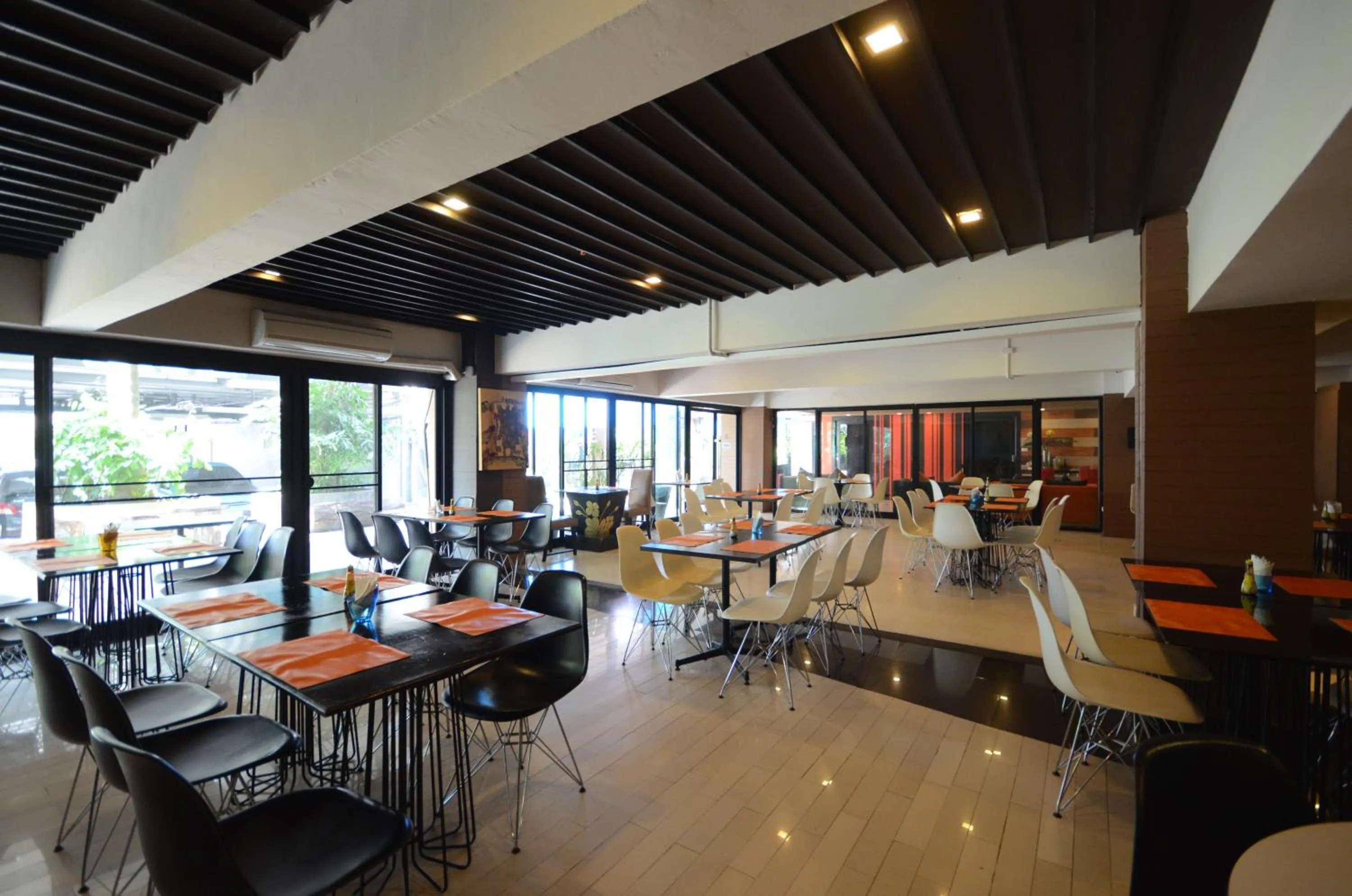 Restaurant/places to eat in The Solac At Srinakarin