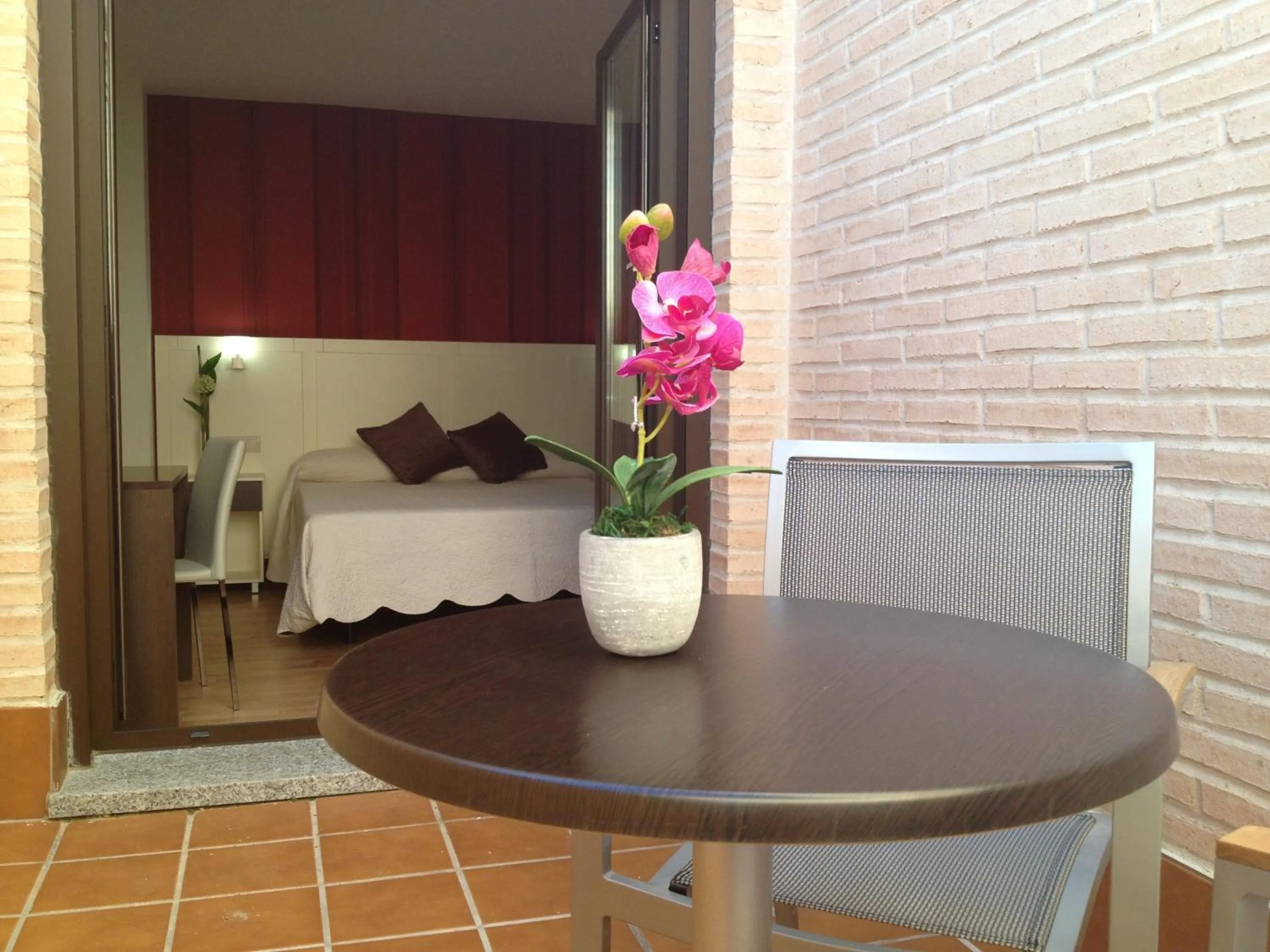 Balcony/Terrace, Bed in Hotel La Bastida Toledo