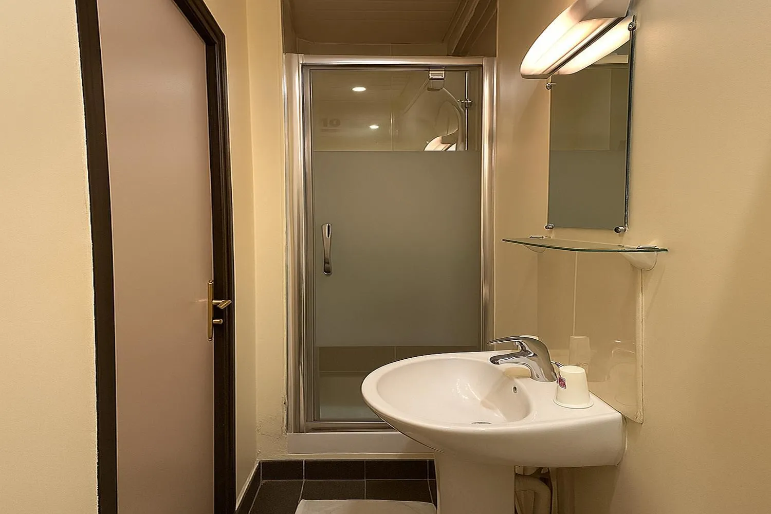 Shower in Hotel des Bains à 10 min de Paris