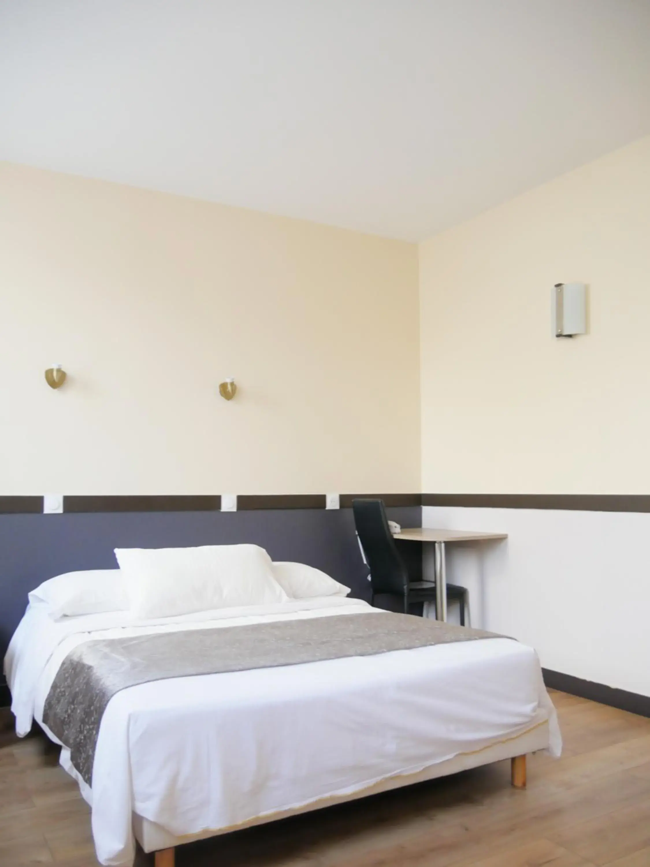 Double Room - Disability Access in Hotel des Bains à 10 min de Paris Double Room - Disability Access in Hotel des Bains à 10 min de Paris