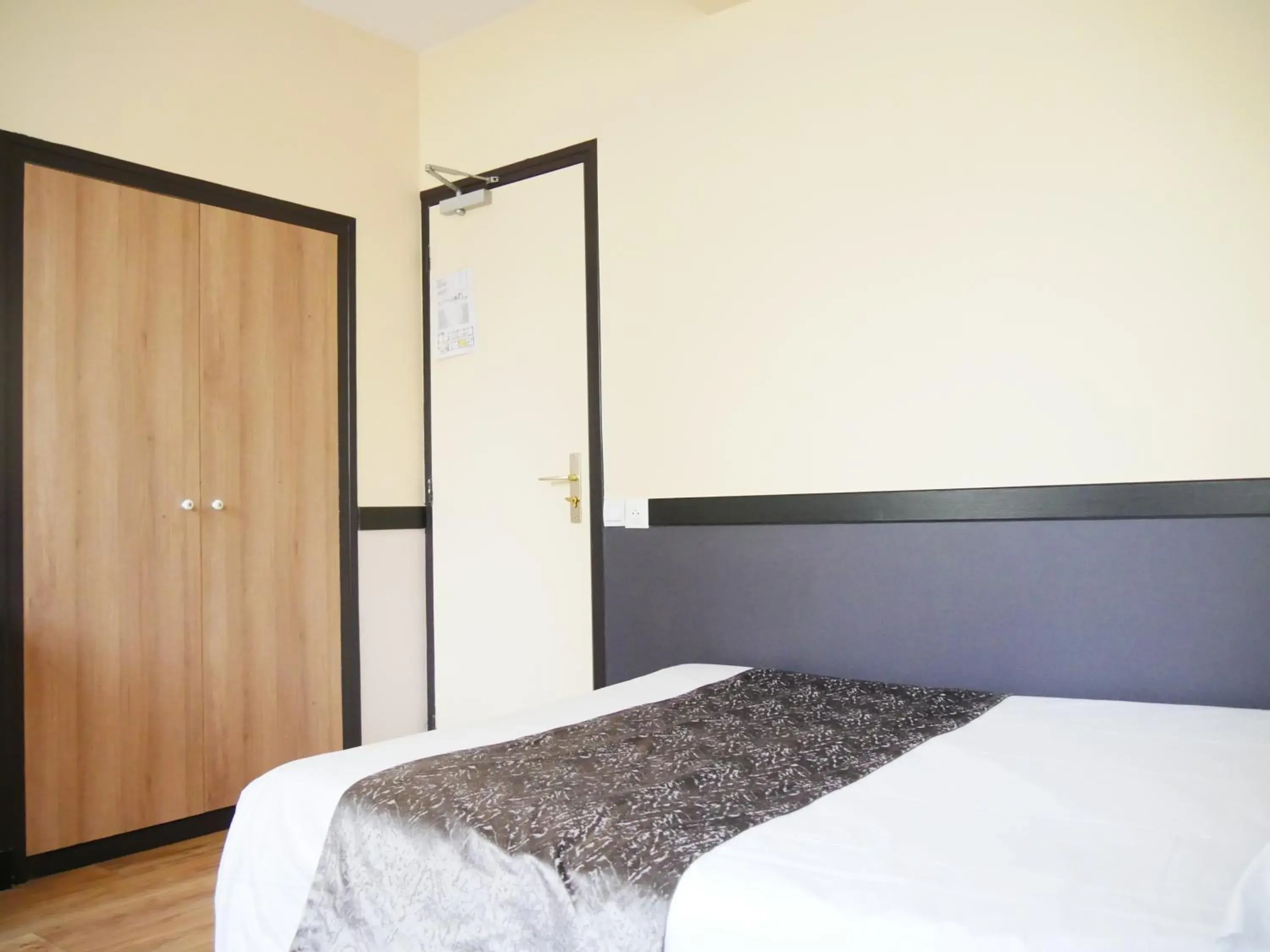 Standard Double Room in Hotel des Bains à 10 min de Paris Standard Double Room in Hotel des Bains à 10 min de Paris