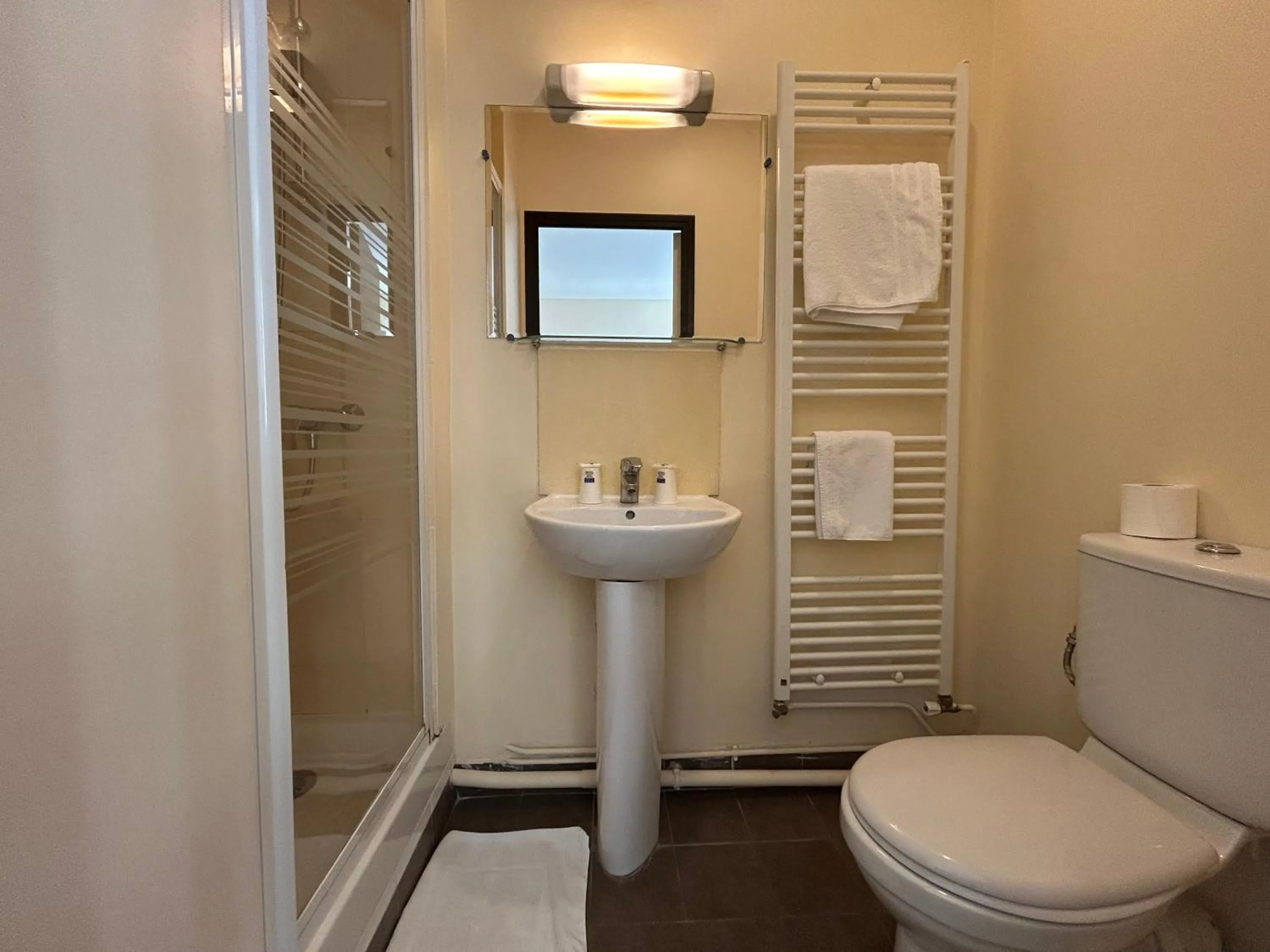 Shower in Hotel des Bains à 10 min de Paris