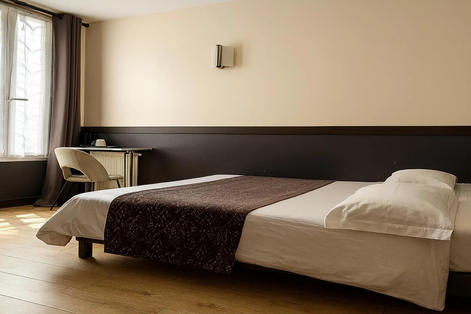 Bedroom, Bed in Hotel des Bains à 10 min de Paris