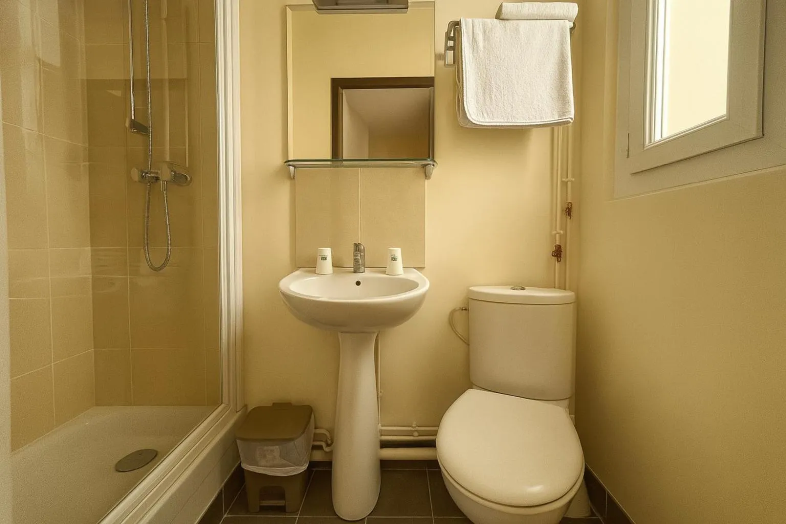 Shower in Hotel des Bains à 10 min de Paris