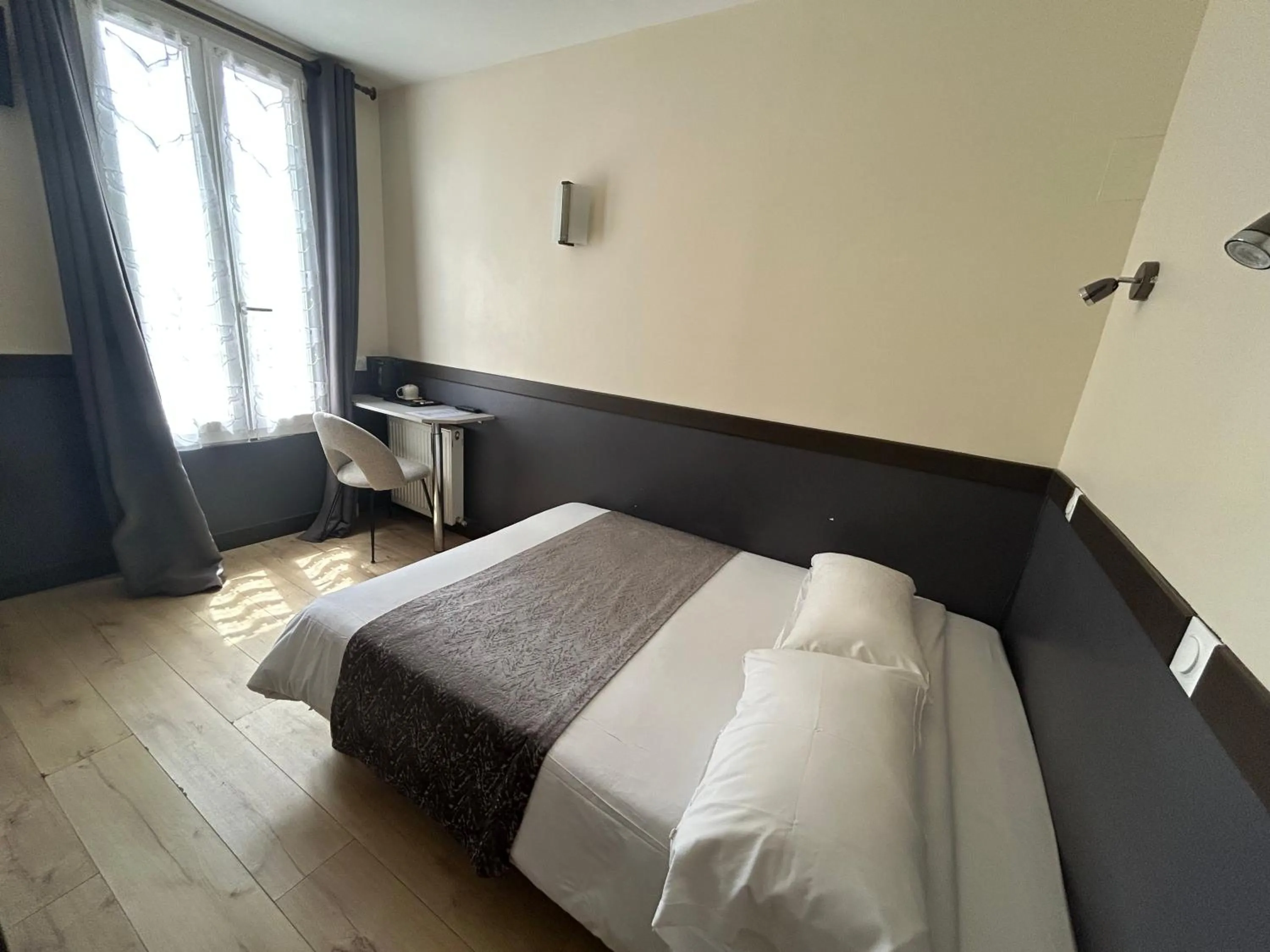 Bed in Hotel des Bains à 10 min de Paris