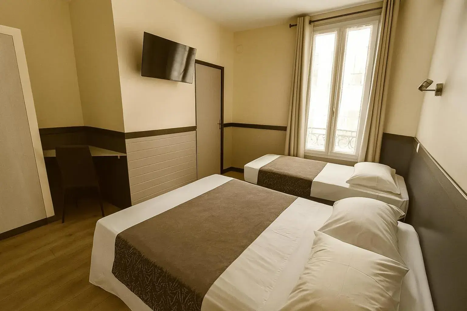 Classic Triple Room in Hotel des Bains à 10 min de Paris Classic Triple Room in Hotel des Bains à 10 min de Paris