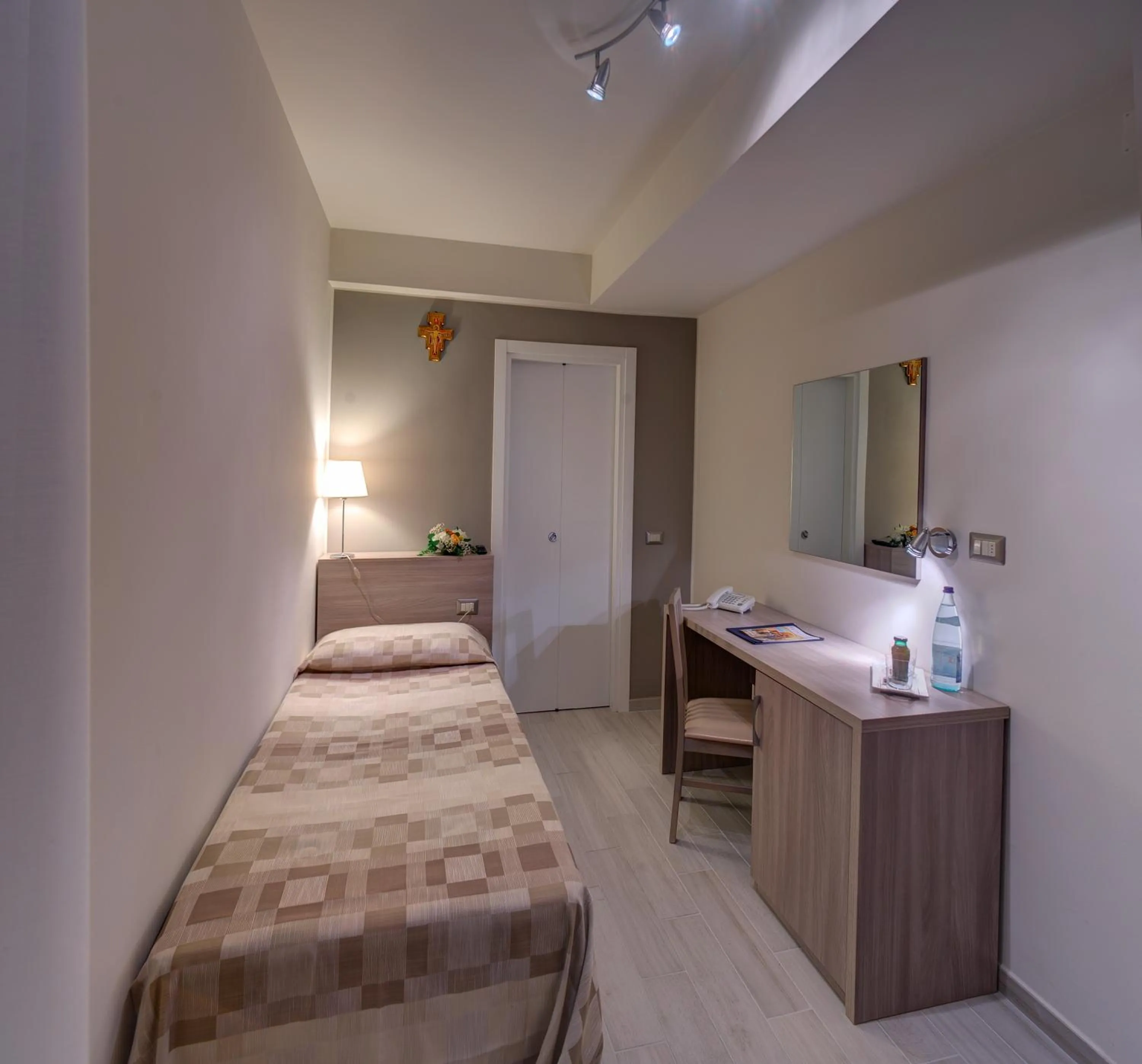 Photo of the whole room, Bed in Domus Pacis Assisi