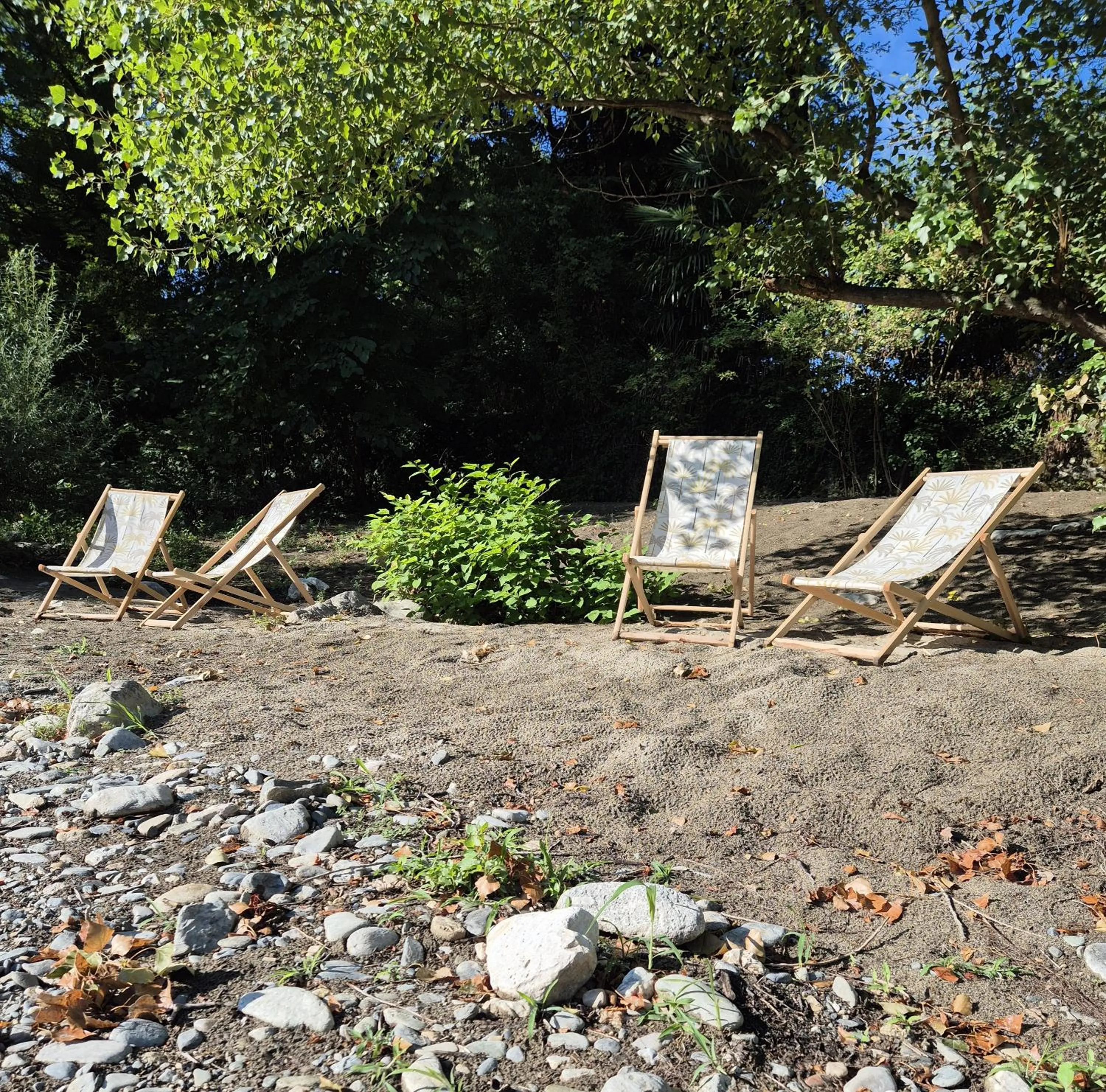 Garden in Logis Hôtel Restaurant Les Norias