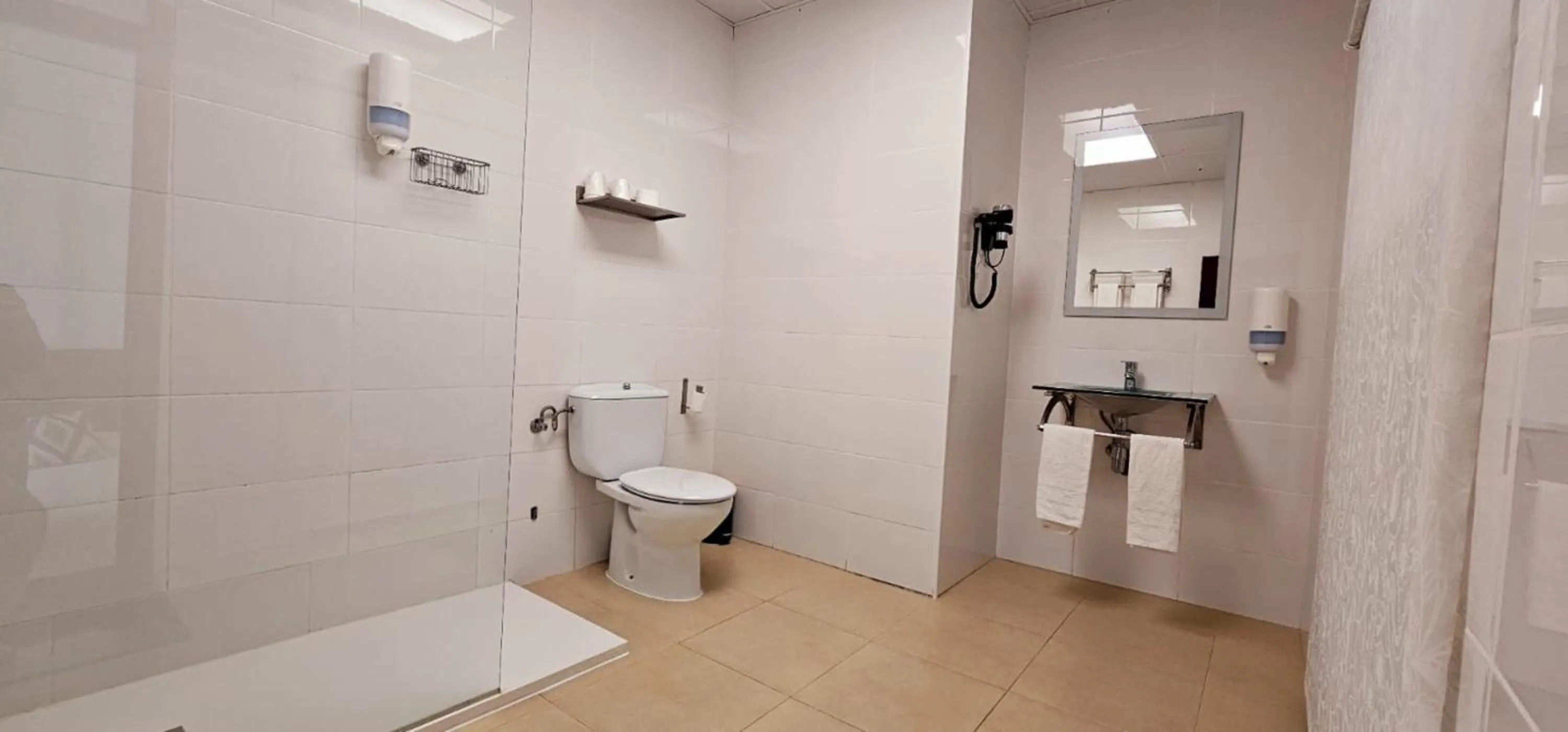 Toilet in Hotel Artxanda Bilbao, Parking Gratuito en el Exterior Junto al Hotel