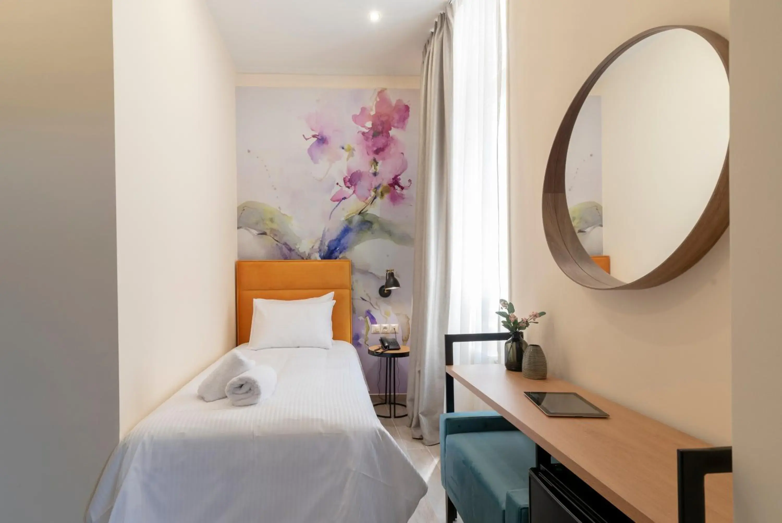 Market Twin Room with Balcony in Athens Market Portrait Market Twin Room with Balcony in Athens Market Portrait