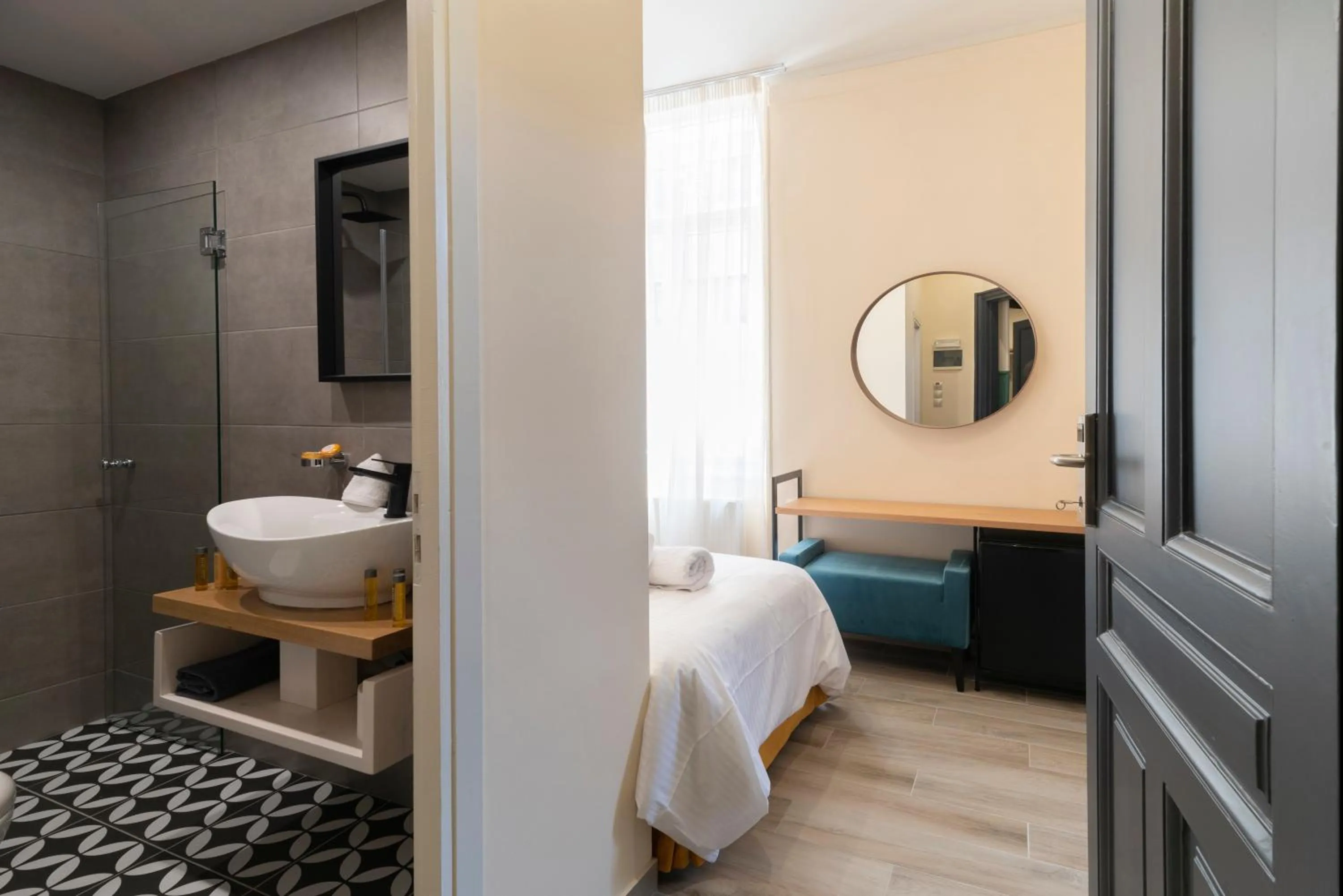 Photo of the whole room, Bed in Athens Market Portrait