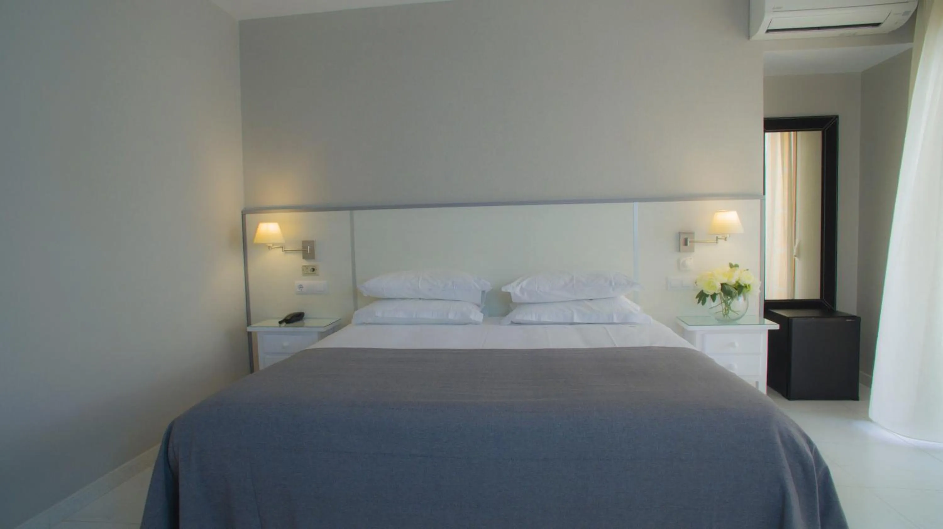 Photo of the whole room, Bed in Hotel Ancora SANXENXO