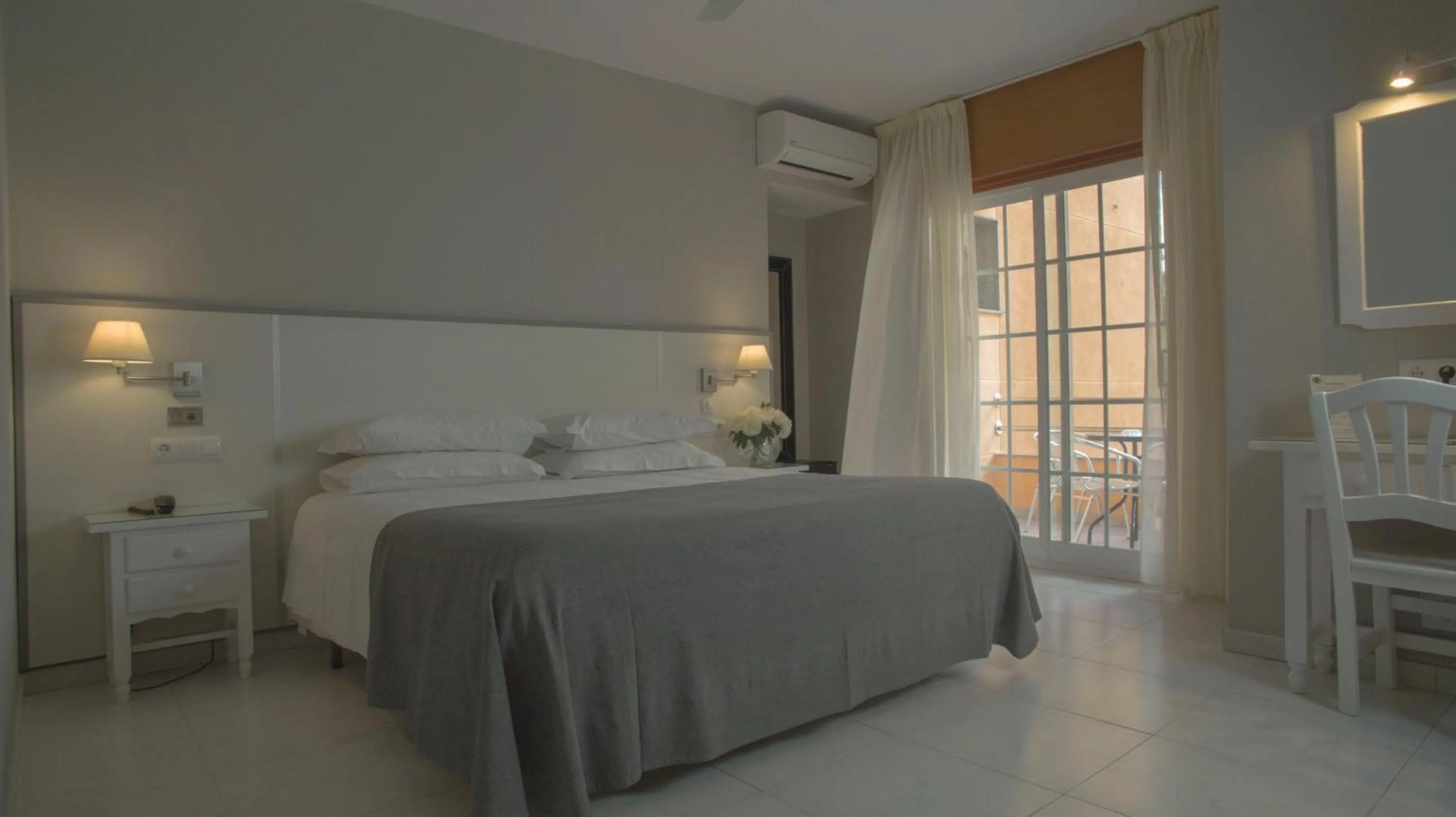 Photo of the whole room, Bed in Hotel Ancora SANXENXO