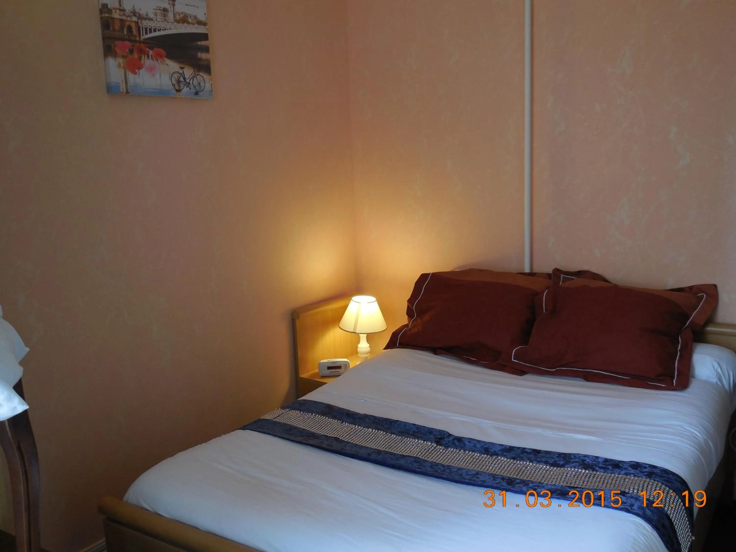 Bedroom, Bed in Hôtel le Petit Château proche parc des expositions porte de versailles