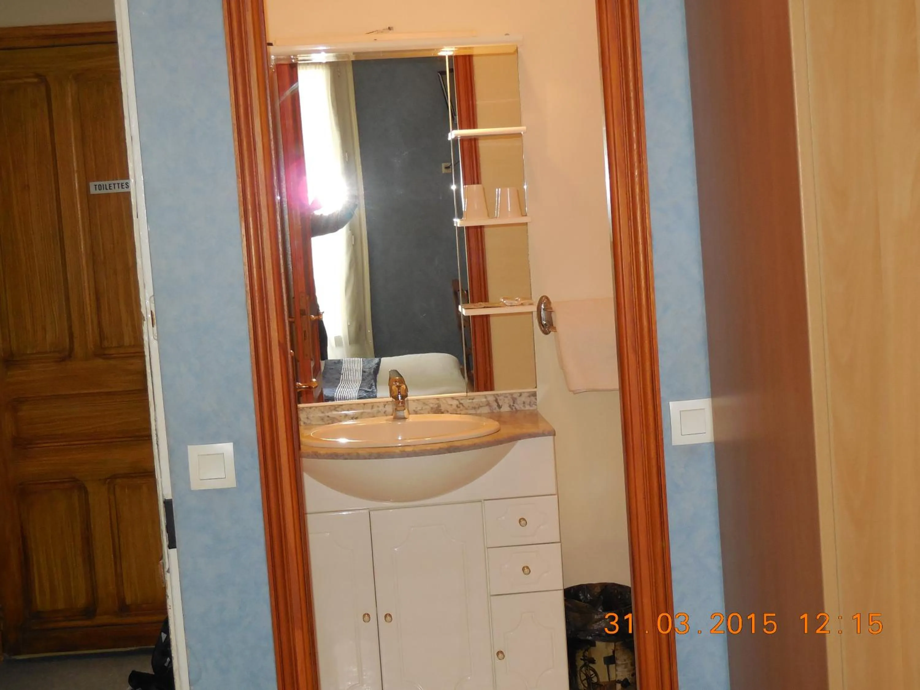 Bathroom in Hôtel le Petit Château proche parc des expositions porte de versailles