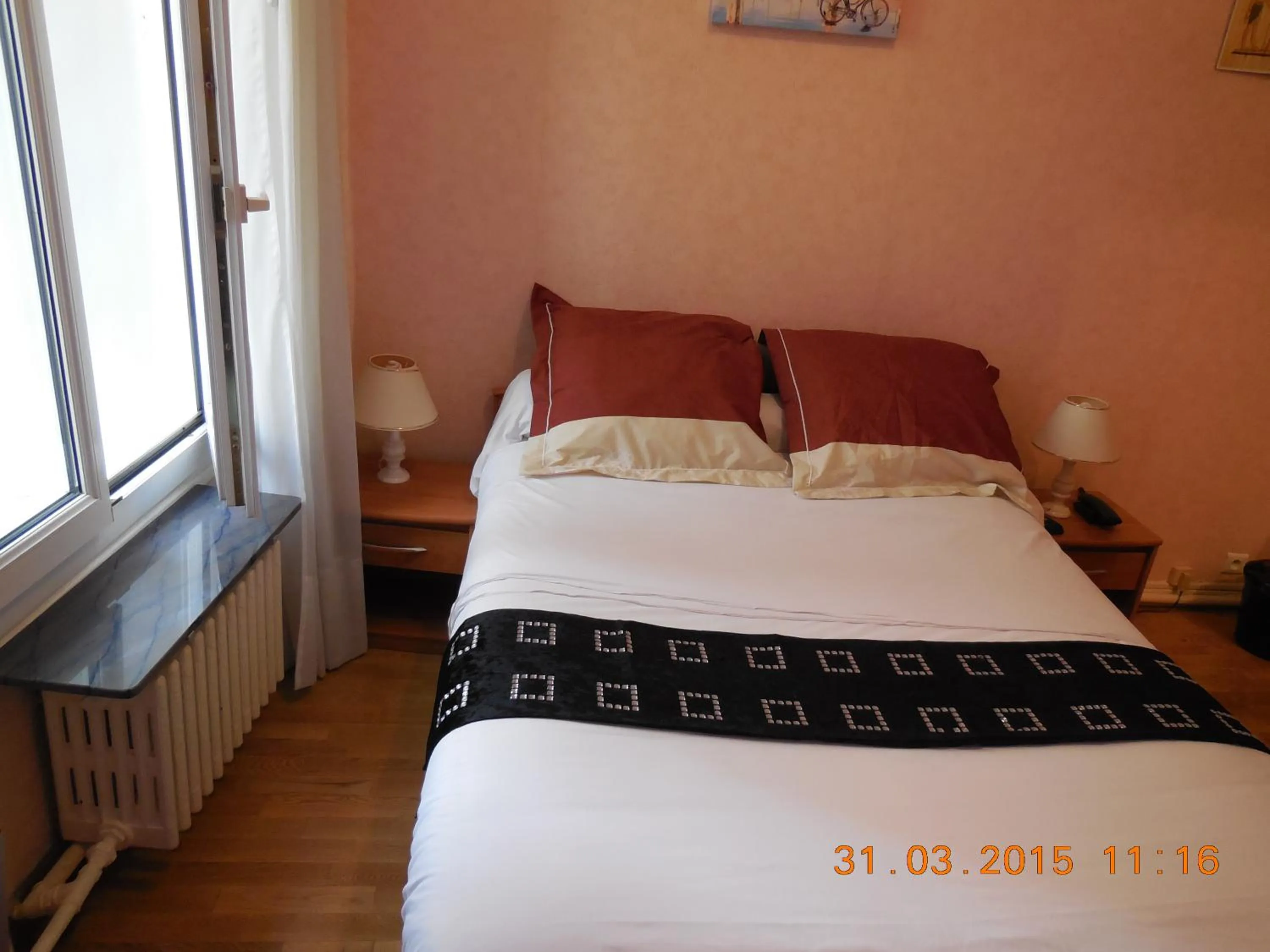 Bedroom, Bed in Hôtel le Petit Château proche parc des expositions porte de versailles