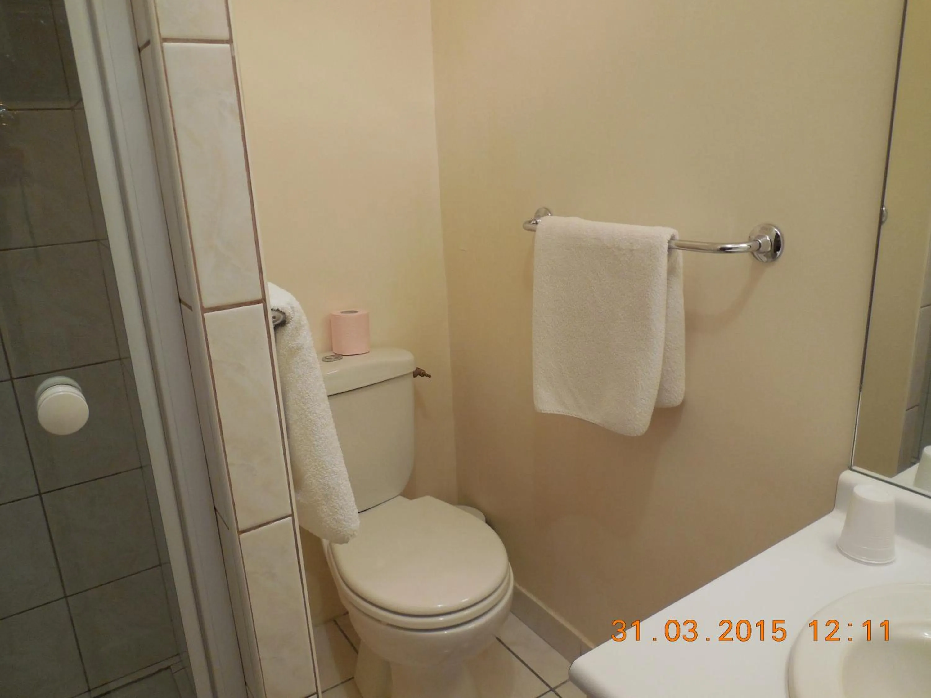 Bathroom in Hôtel le Petit Château proche parc des expositions porte de versailles