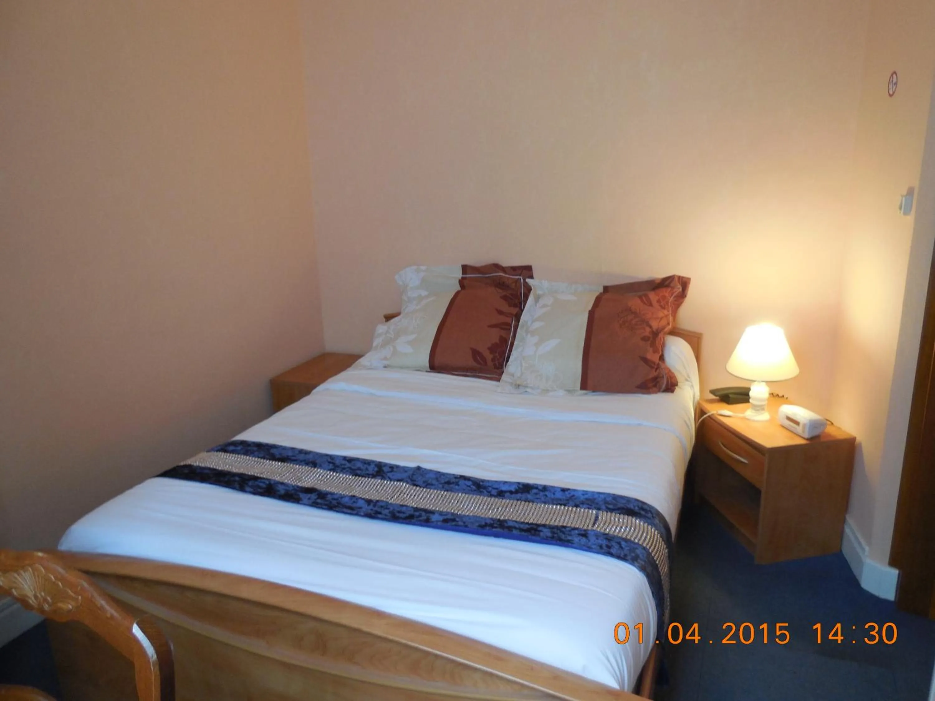 Bed in Hôtel le Petit Château proche parc des expositions porte de versailles