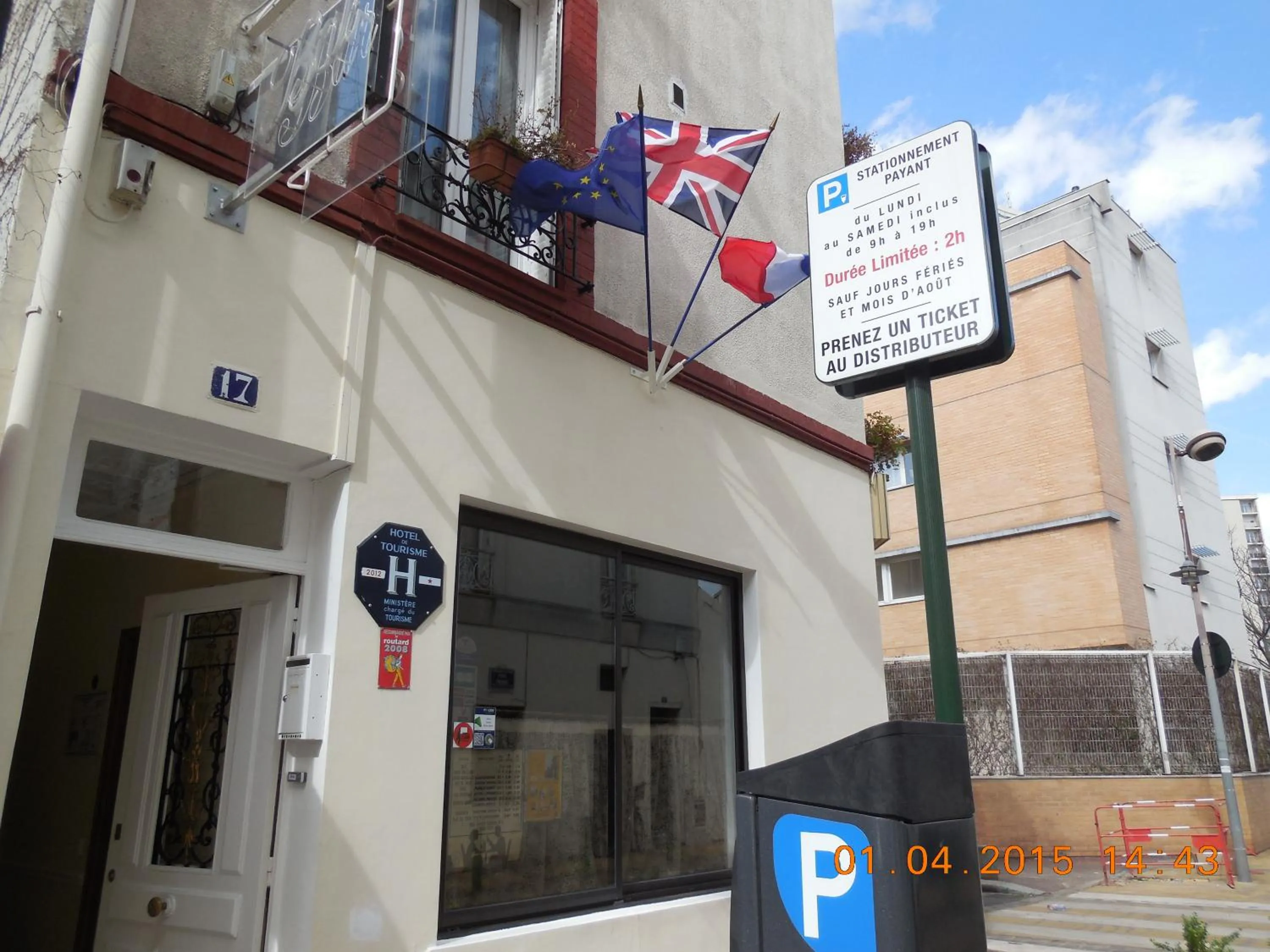Facade/entrance in Hôtel le Petit Château proche parc des expositions porte de versailles
