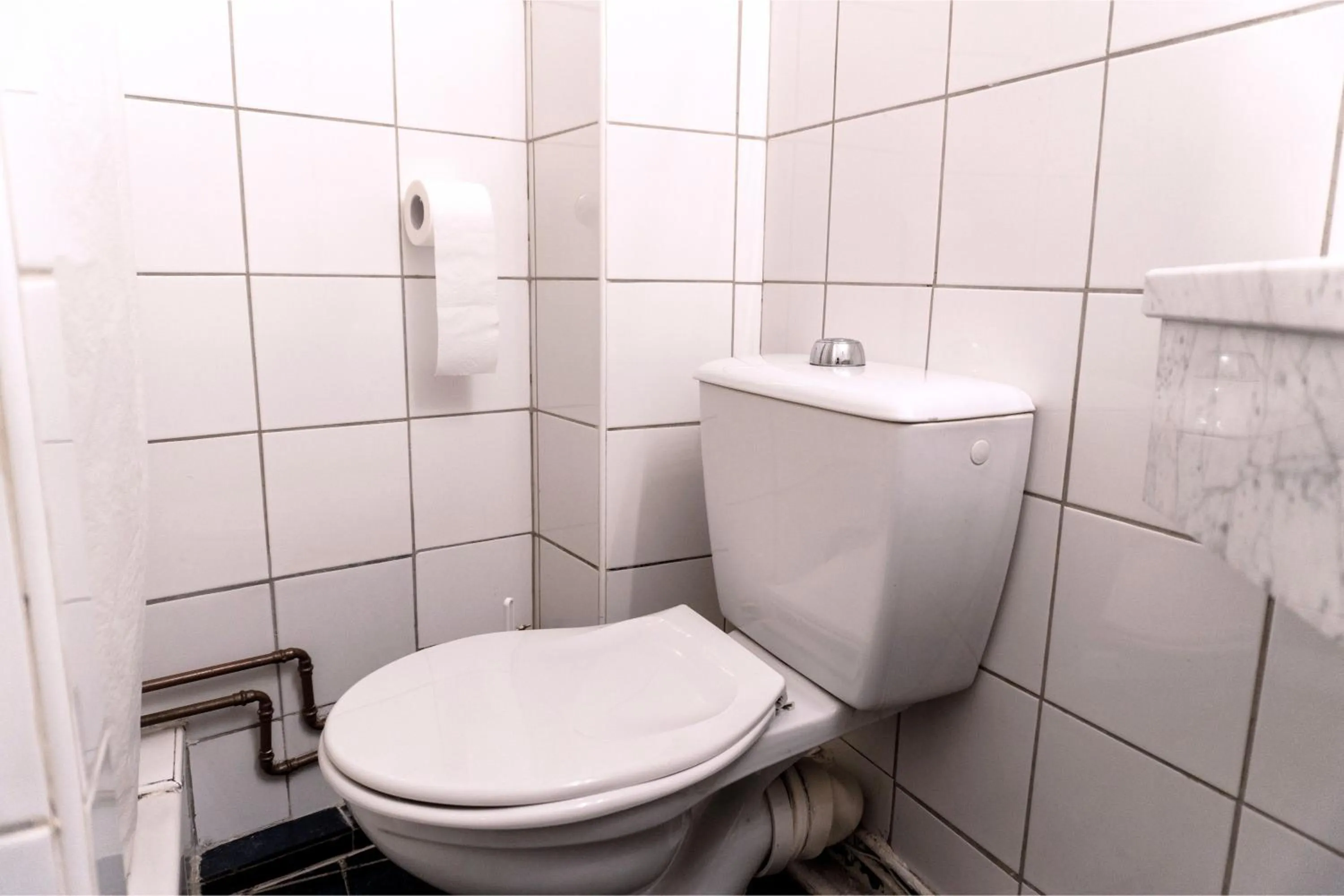 Toilet in Hotel Ours Blanc - Victor Hugo