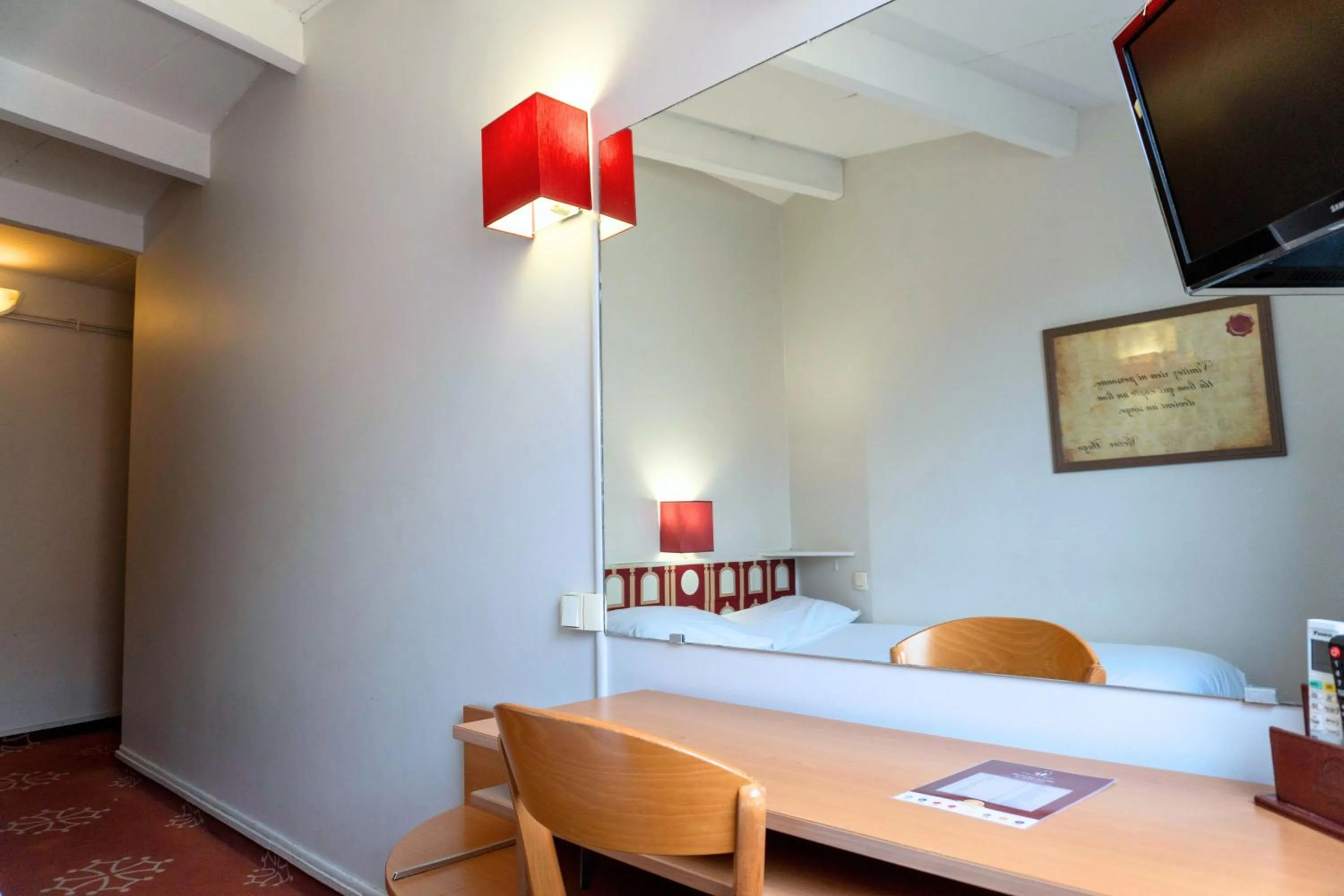 TV and multimedia in Hotel Ours Blanc - Victor Hugo