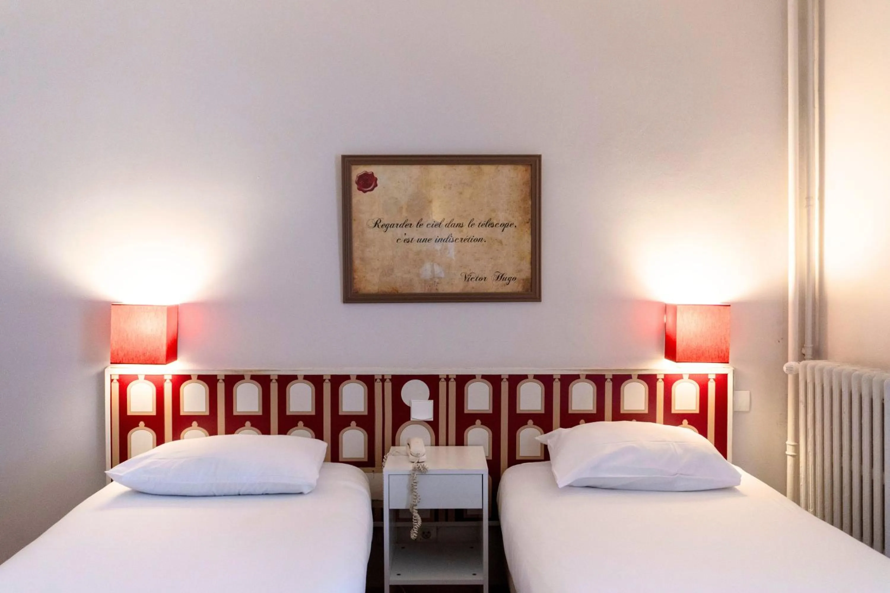Bed in Hotel Ours Blanc - Victor Hugo
