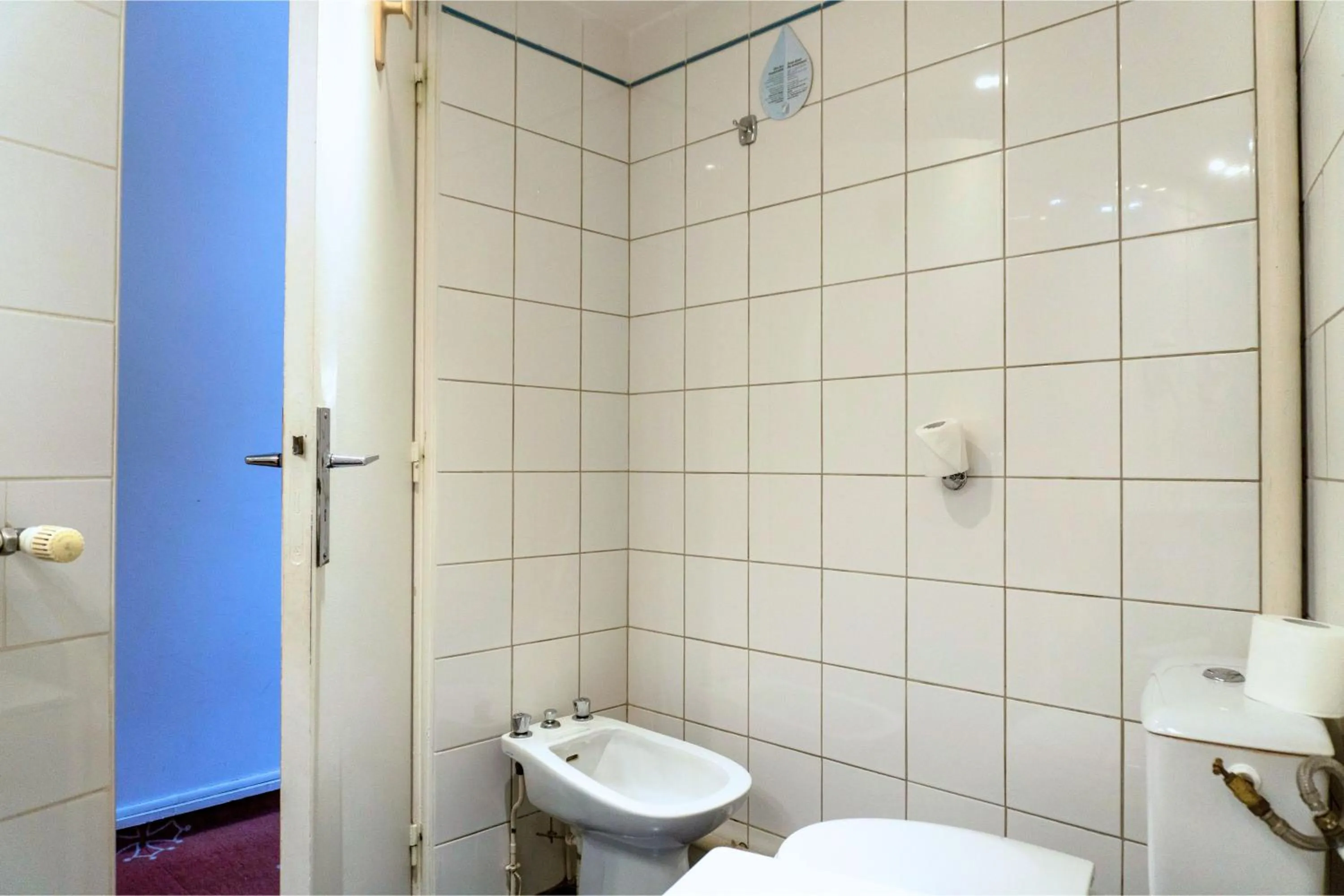 Toilet in Hotel Ours Blanc - Victor Hugo